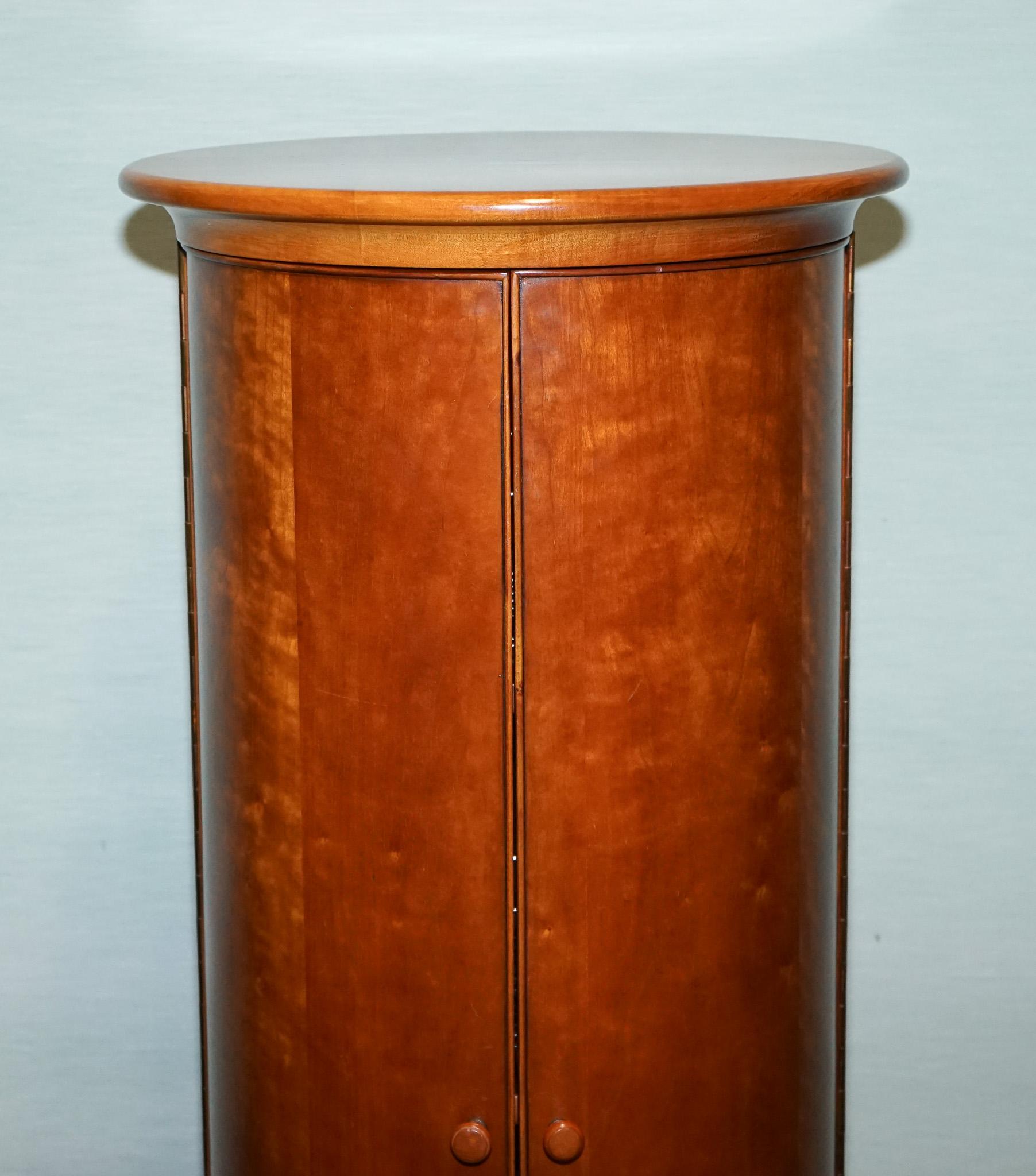 VINTAGE WALNUT WOOD WILLIS & GAMBIER PANTRY STORAGE CYLINDER CABiNET en venta 7