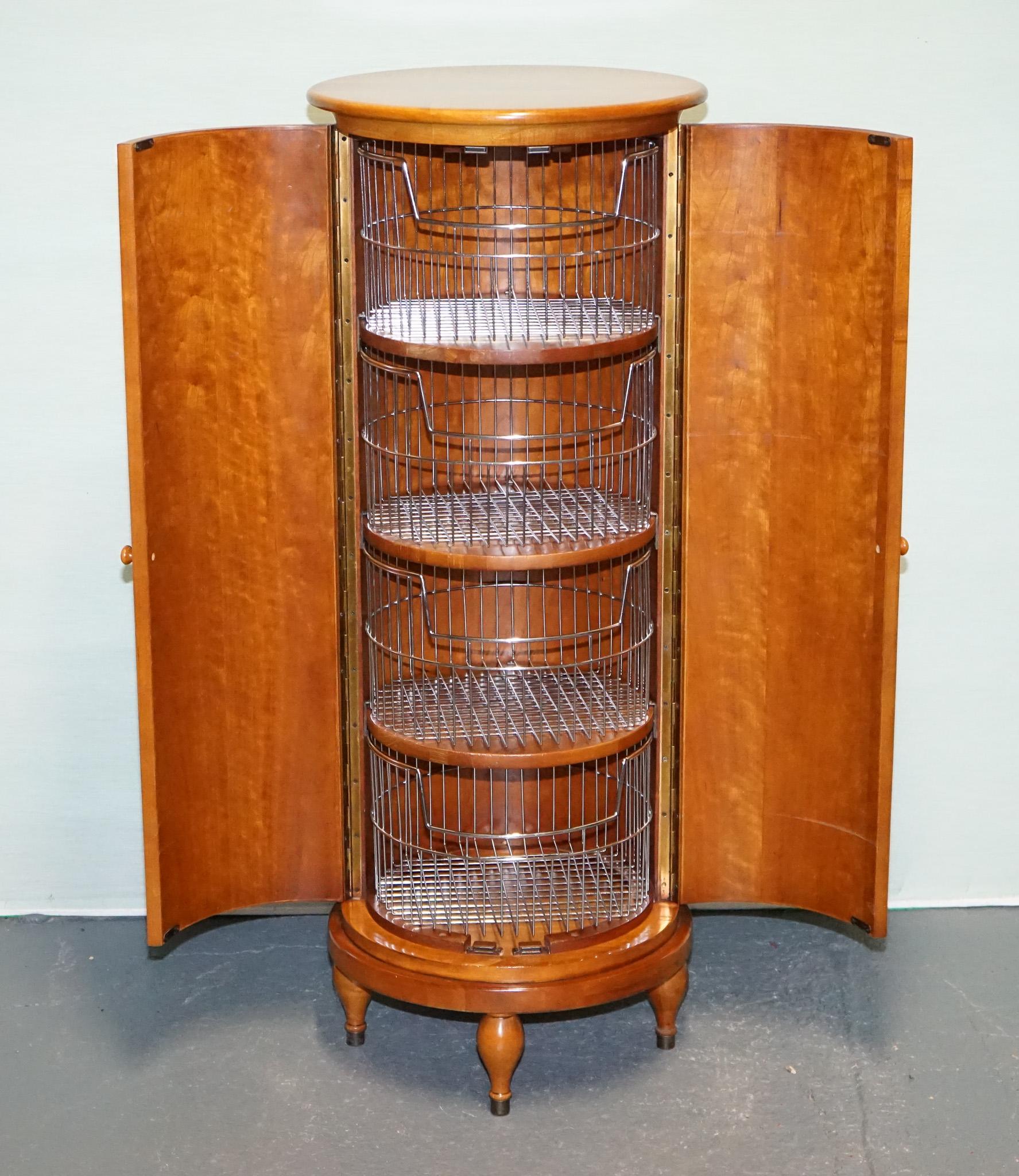 VINTAGE WALNUT WOOD WILLIS & GAMBIER PANTRY STORAGE CYLINDER CABiNET en venta 8