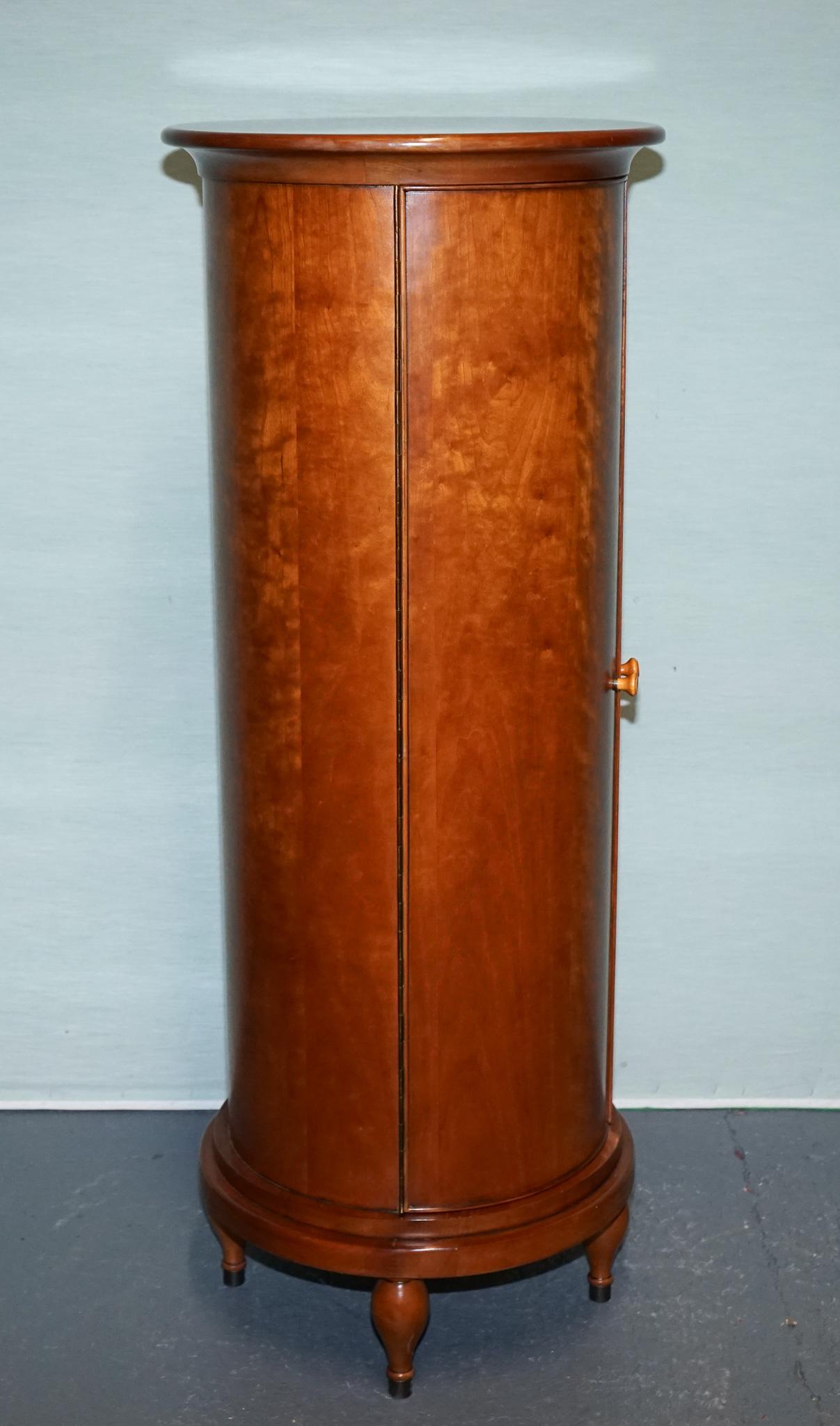 
Antigüedades de Londres



Presentamos un refinado armario cilíndrico de mediados del siglo XX, realizado en lustrosa chapa de madera labrada y definido por su elegante forma y su innovador diseño inspirado en el tambor. 

La parte frontal presenta