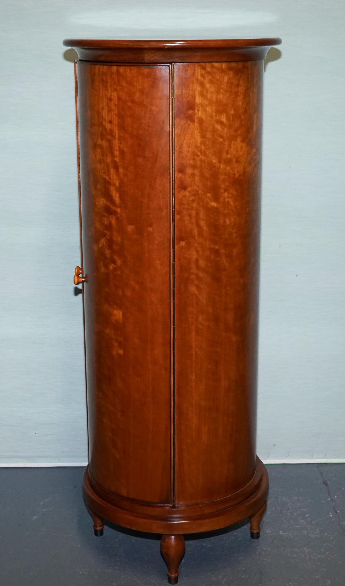 VINTAGE WALNUT WOOD WILLIS & GAMBIER PANTRY STORAGE CYLINDER CABiNET Británico en venta
