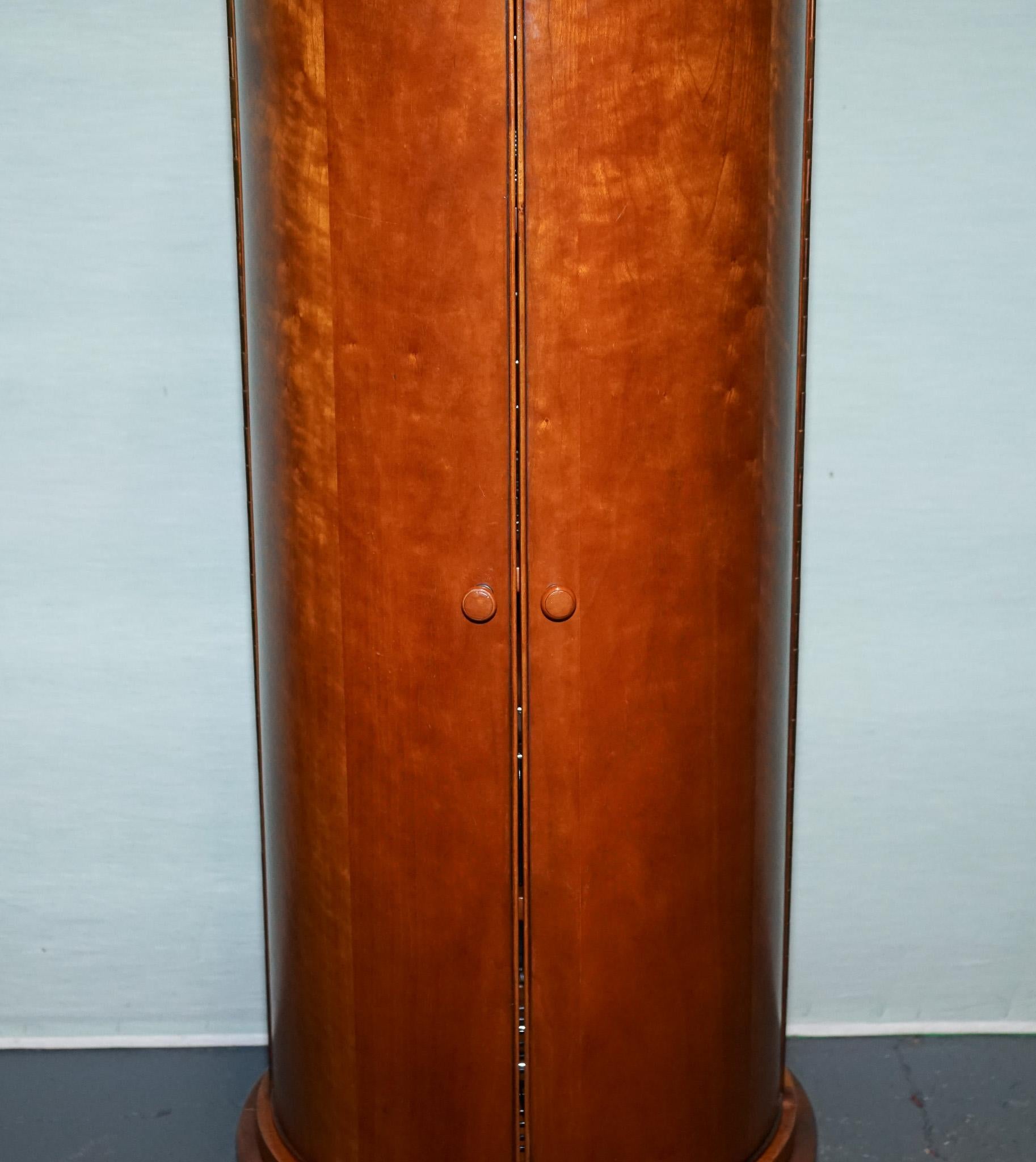 VINTAGE WALNUT WOOD WILLIS & GAMBIER PANTRY STORAGE CYLINDER CABiNET Hecho a mano en venta