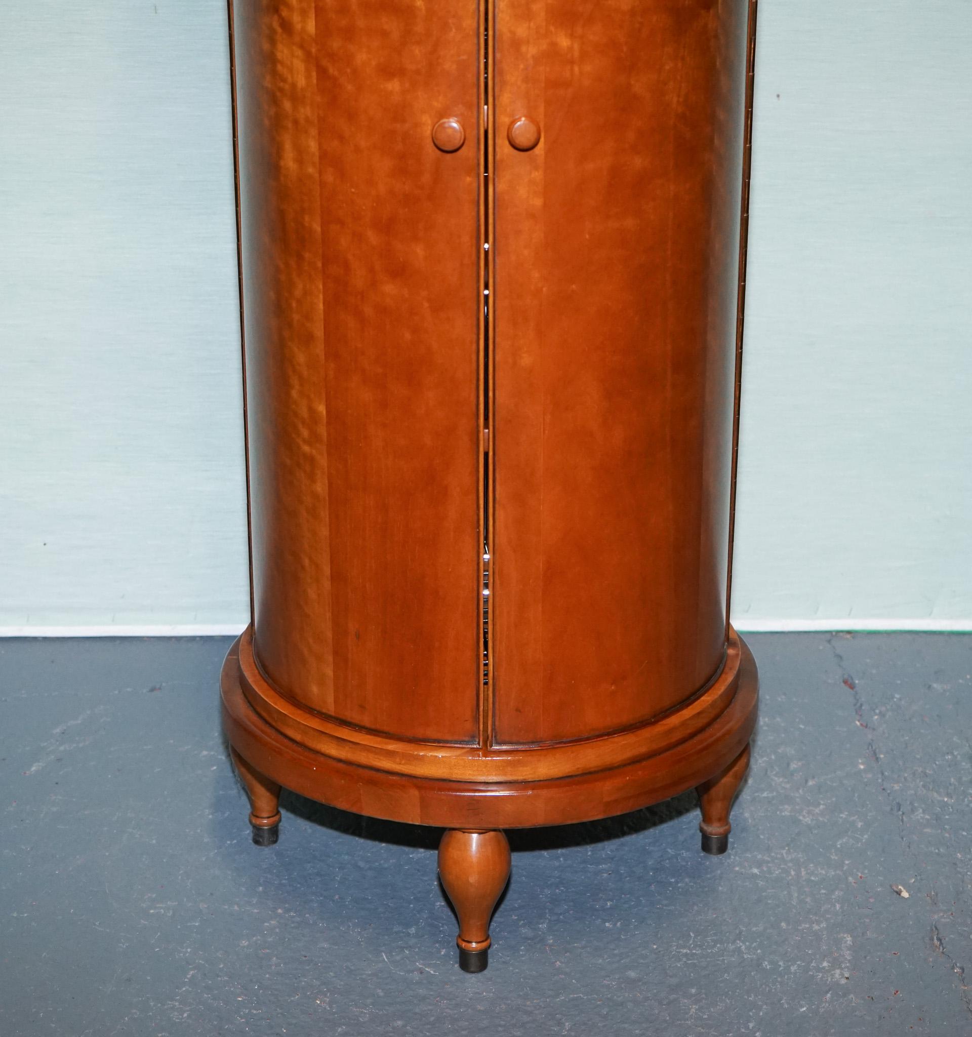 VINTAGE WALNUT WOOD WILLIS & GAMBIER PANTRY STORAGE CYLINDER CABiNET en Bueno estado para la venta en Pulborough, GB