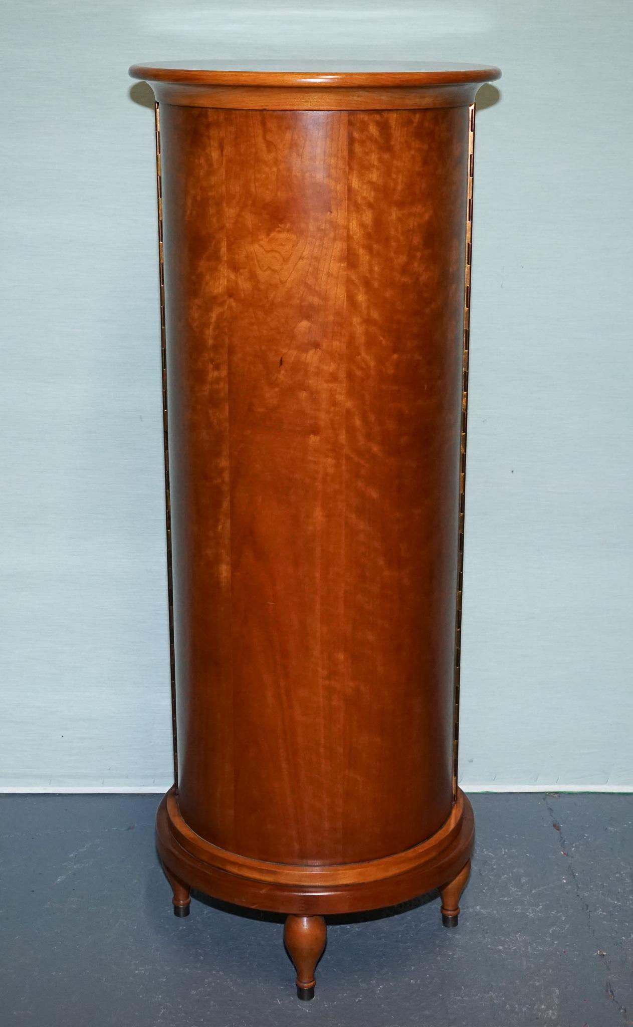 VINTAGE WALNUT WOOD WILLIS & GAMBIER PANTRY STORAGE CYLINDER CABiNET siglo XX en venta