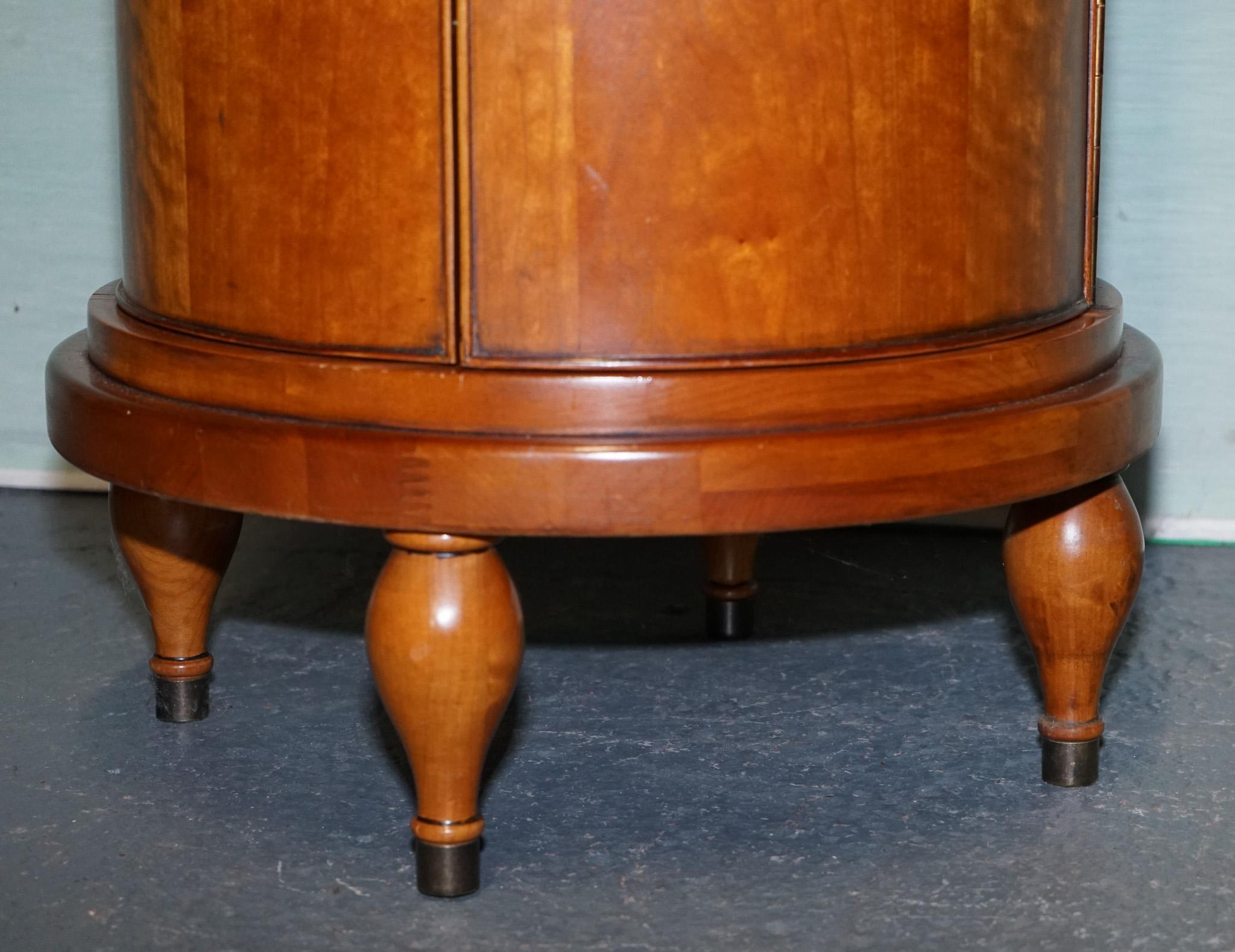 VINTAGE WALNUT WOOD WILLIS & GAMBIER PANTRY STORAGE CYLINDER CABiNET Nogal en venta