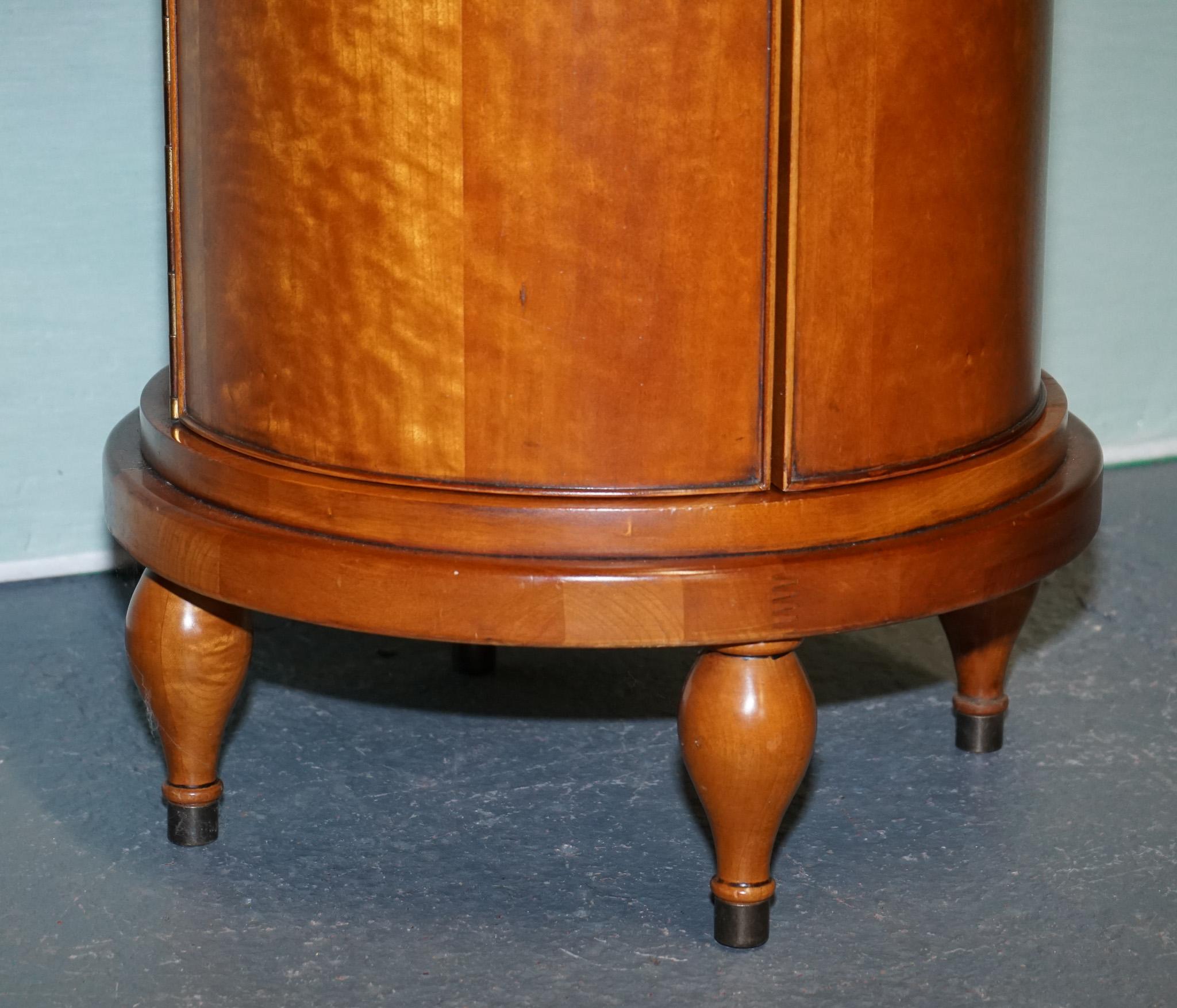 VINTAGE WALNUT WOOD WILLIS & GAMBIER PANTRY STORAGE CYLINDER CABiNET en venta 1