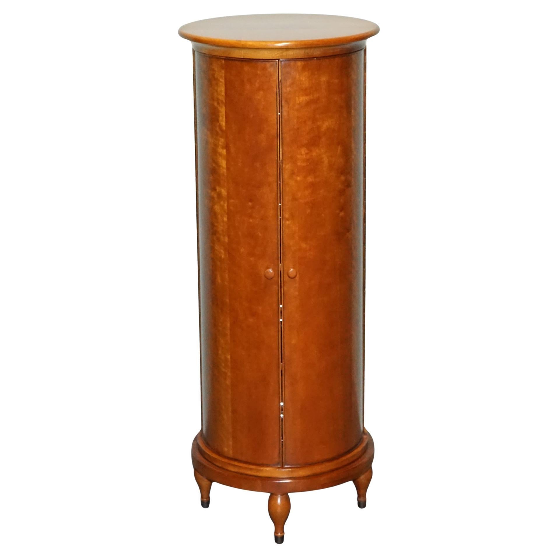 VINTAGE WALNUT WOOD WILLIS & GAMBIER PANTRY STORAGE CYLINDER CABiNET en venta
