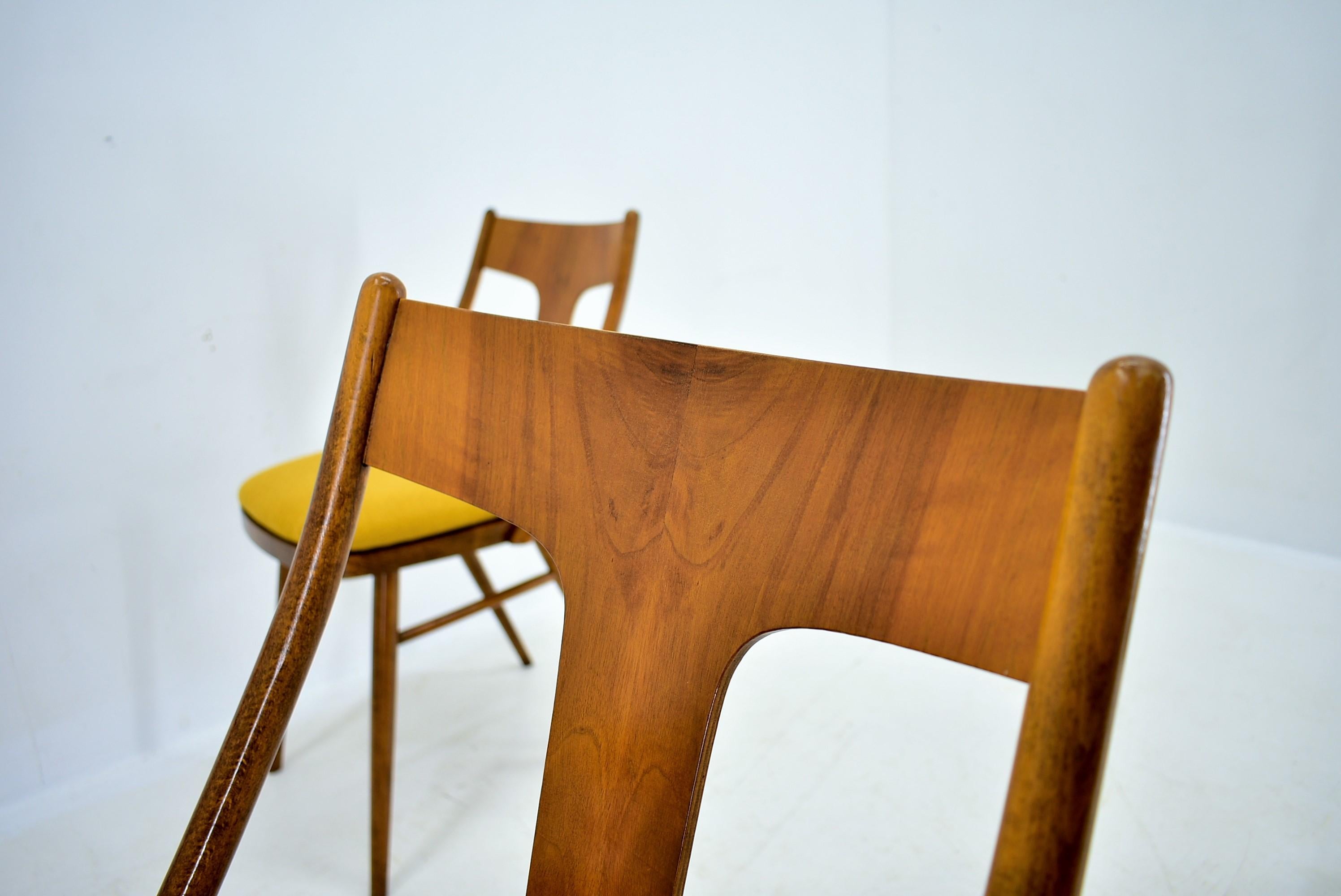 Vintage-Stühle aus Nussbaumholz und gelbem Stoff von Mier, Tschechisch, 1960er Jahre, 4er Jahre, Set im Angebot 5