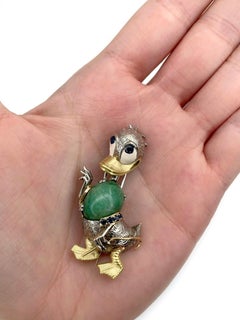 Broche vintage Walt Disney Productions de oro de 18 quilates con esmalte y zafiro del Pato Donald