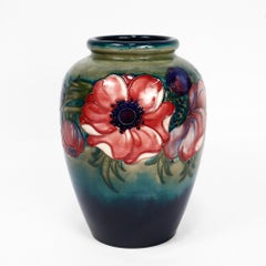 Vaso vintage di Walter Moorcroft con motivo di anemoni