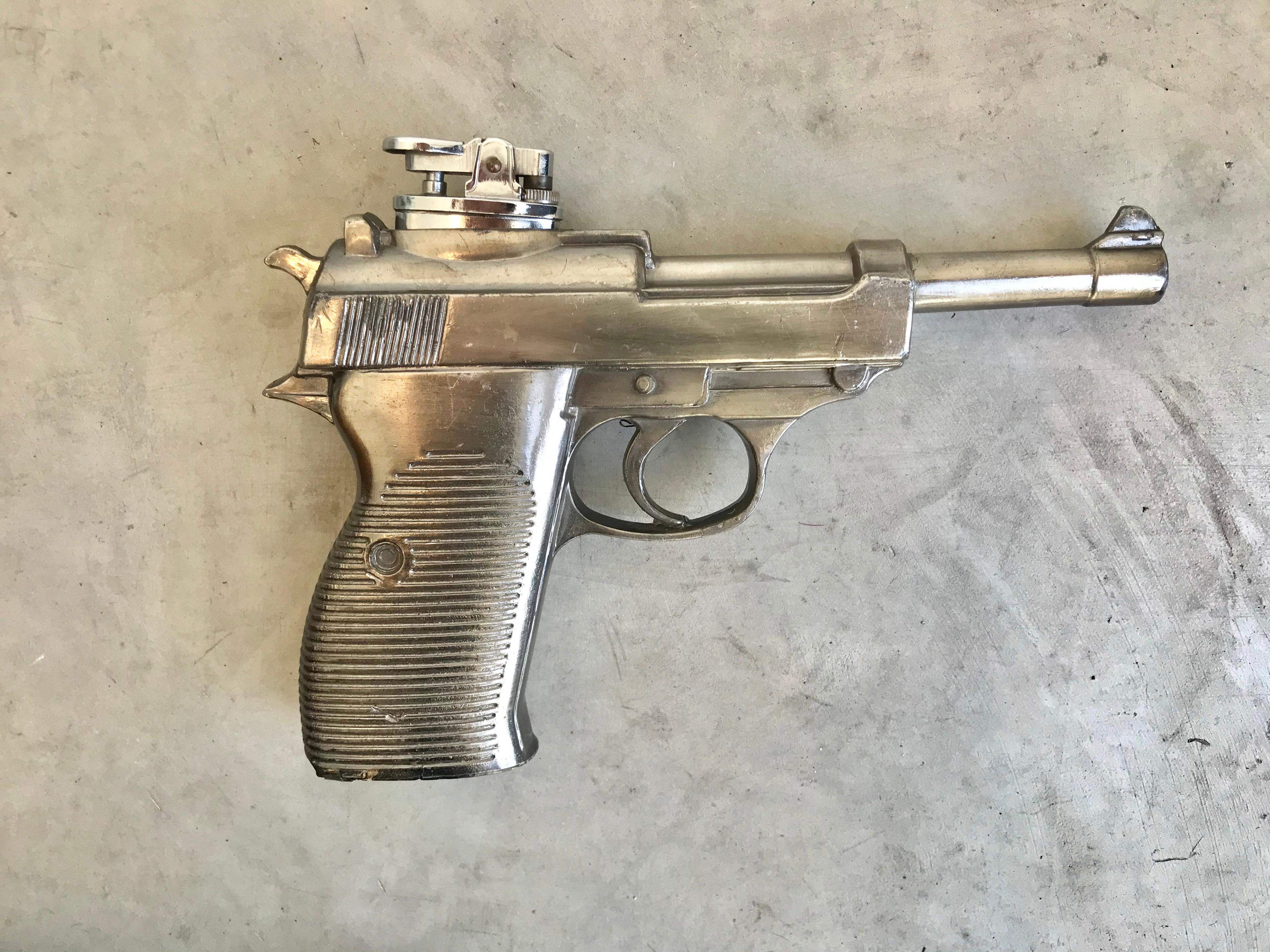 Cooles Vintage-Tischfeuerzeug nach dem Vorbild einer Walther P-38 Pistole. Hergestellt aus Metall. Hergestellt in Japan. Tolles Objekt! 

  
