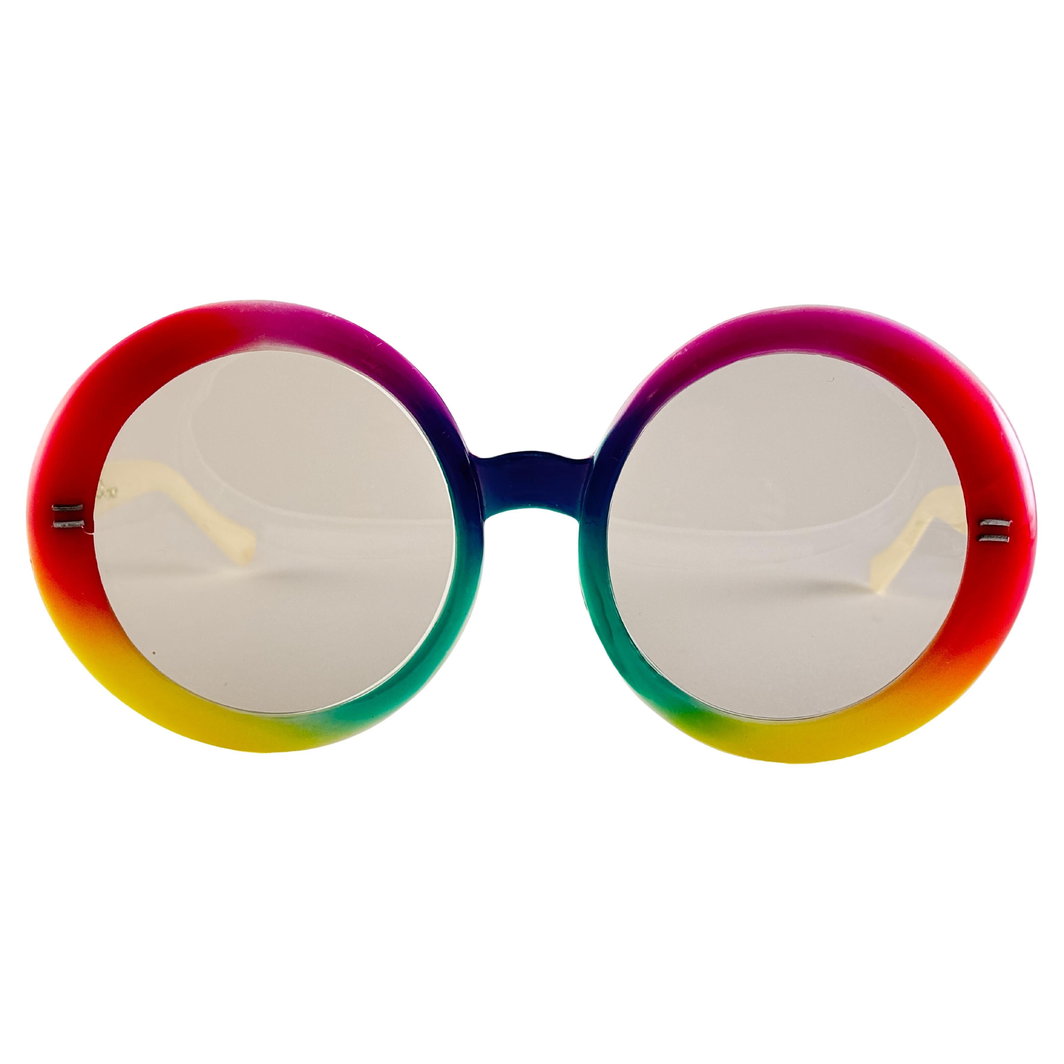 
Vintage Wand Art übergroße bunte Frame 1970'S Sonnenbrille
Haltbare hellbraune Linsen

Dieses Paar kann aufgrund von mehr als 60 Jahren Lagerung leichte Gebrauchsspuren aufweisen.


Hergestellt in Italien


Vorderseite                              