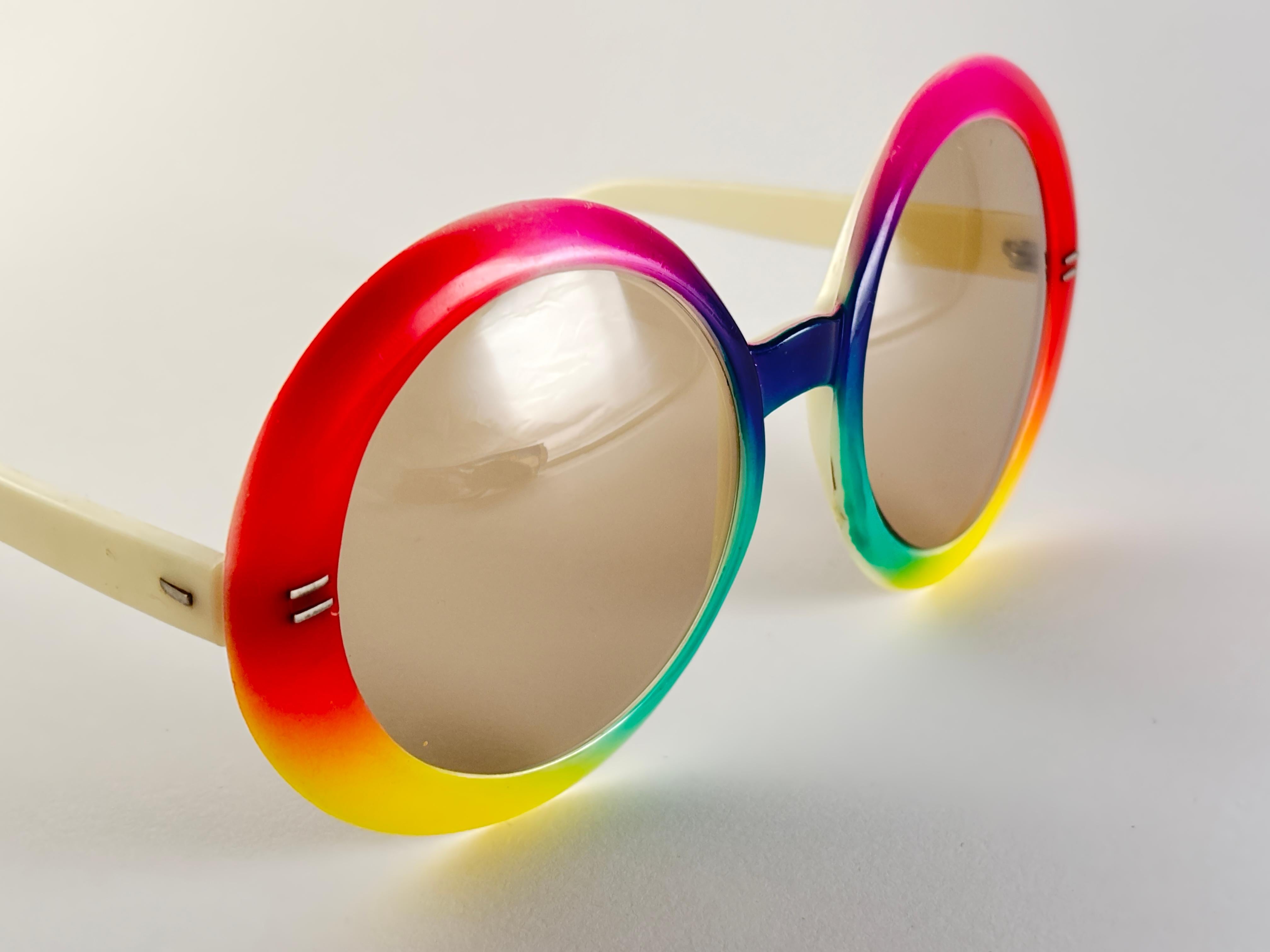 Vintage Wand Art übergroße bunte 1970er Sonnenbrille Made in Italy (Beige) im Angebot