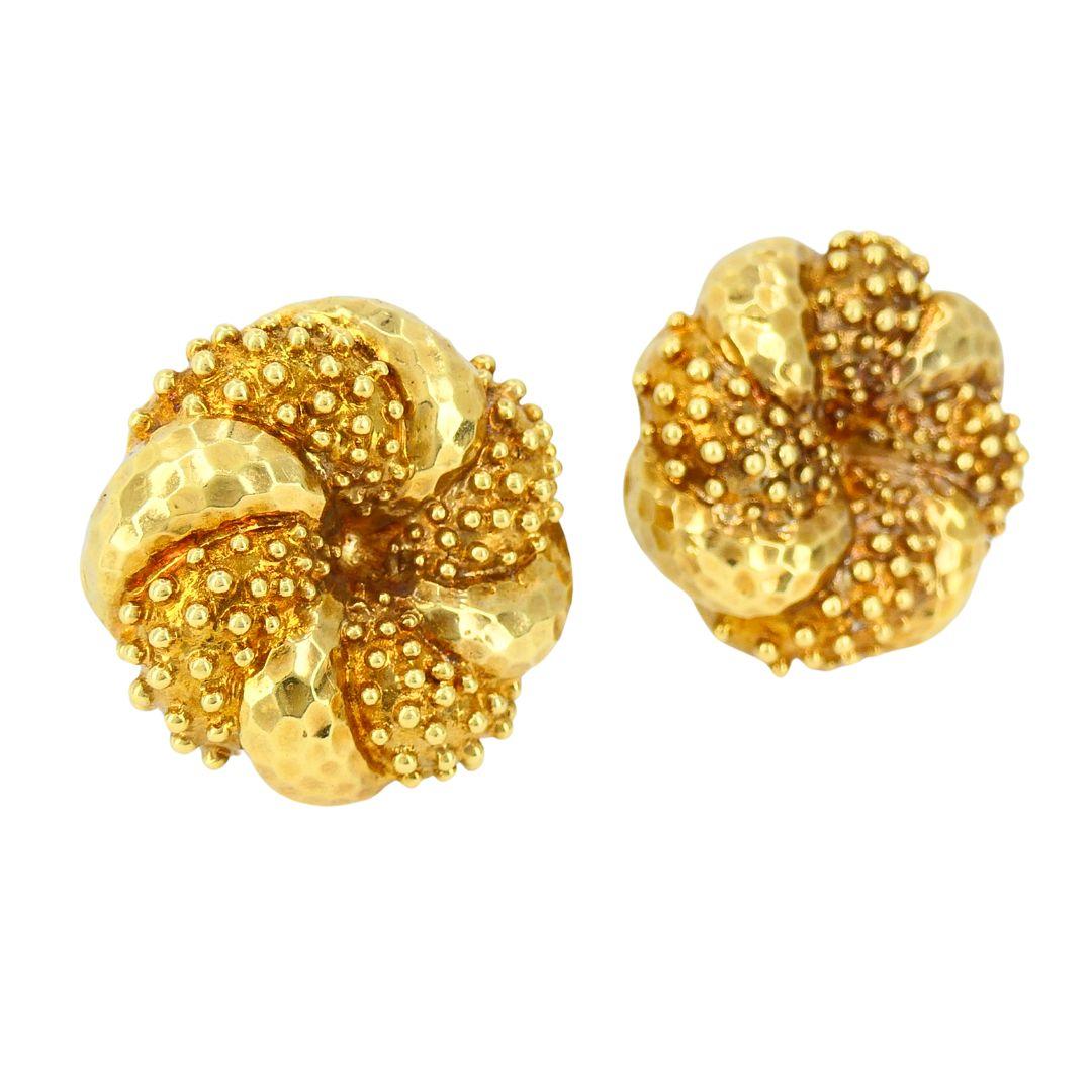 Vintage Wander 18k Gold Floral Clip-on Earrings In Good Condition For Sale In Beverly Hills, CA
