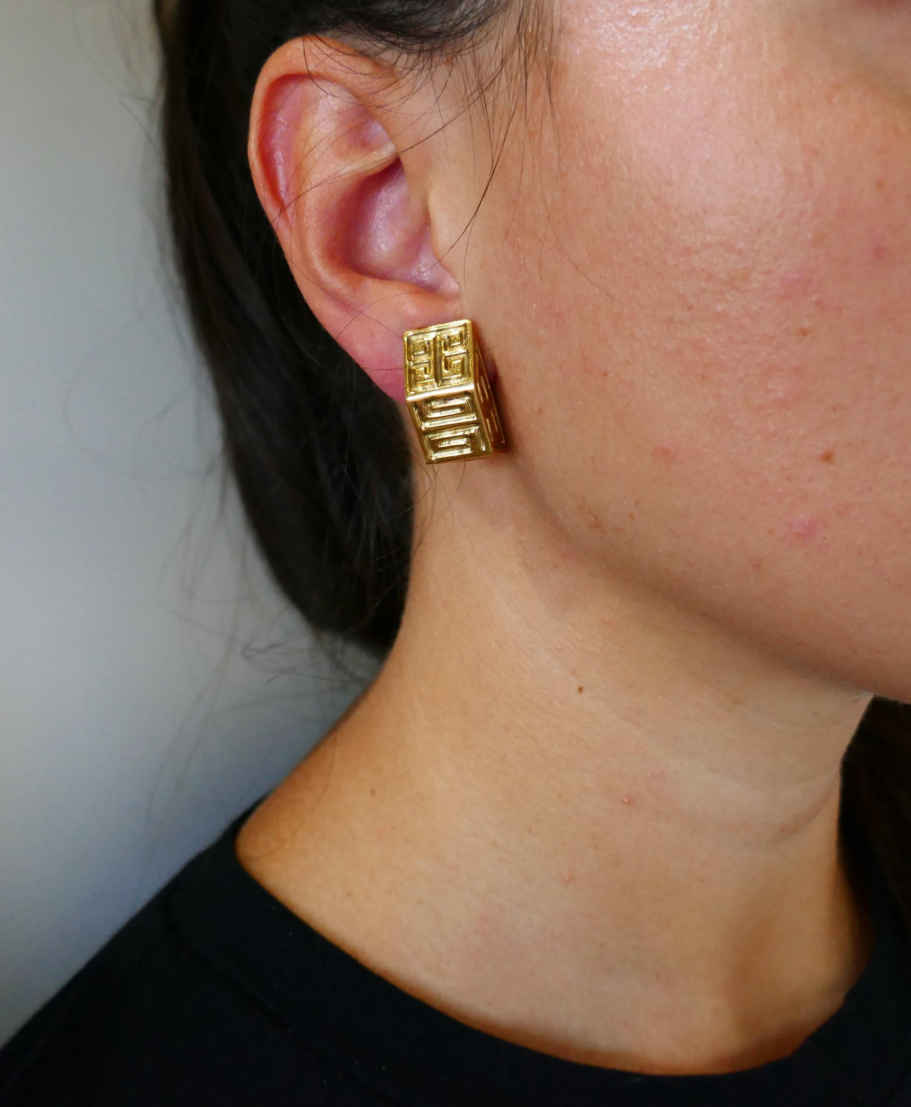 Chic and wearable earrings created by Wander, Paris in the 1980s.
Made in France of 18 karat yellow gold.
Measurements: 1 x 1/2 inches (2.5 x 1.3 cm)
Weight 22.7 grams.
Stamped with Wander maker's mark and country of manufacture.
The earrings are