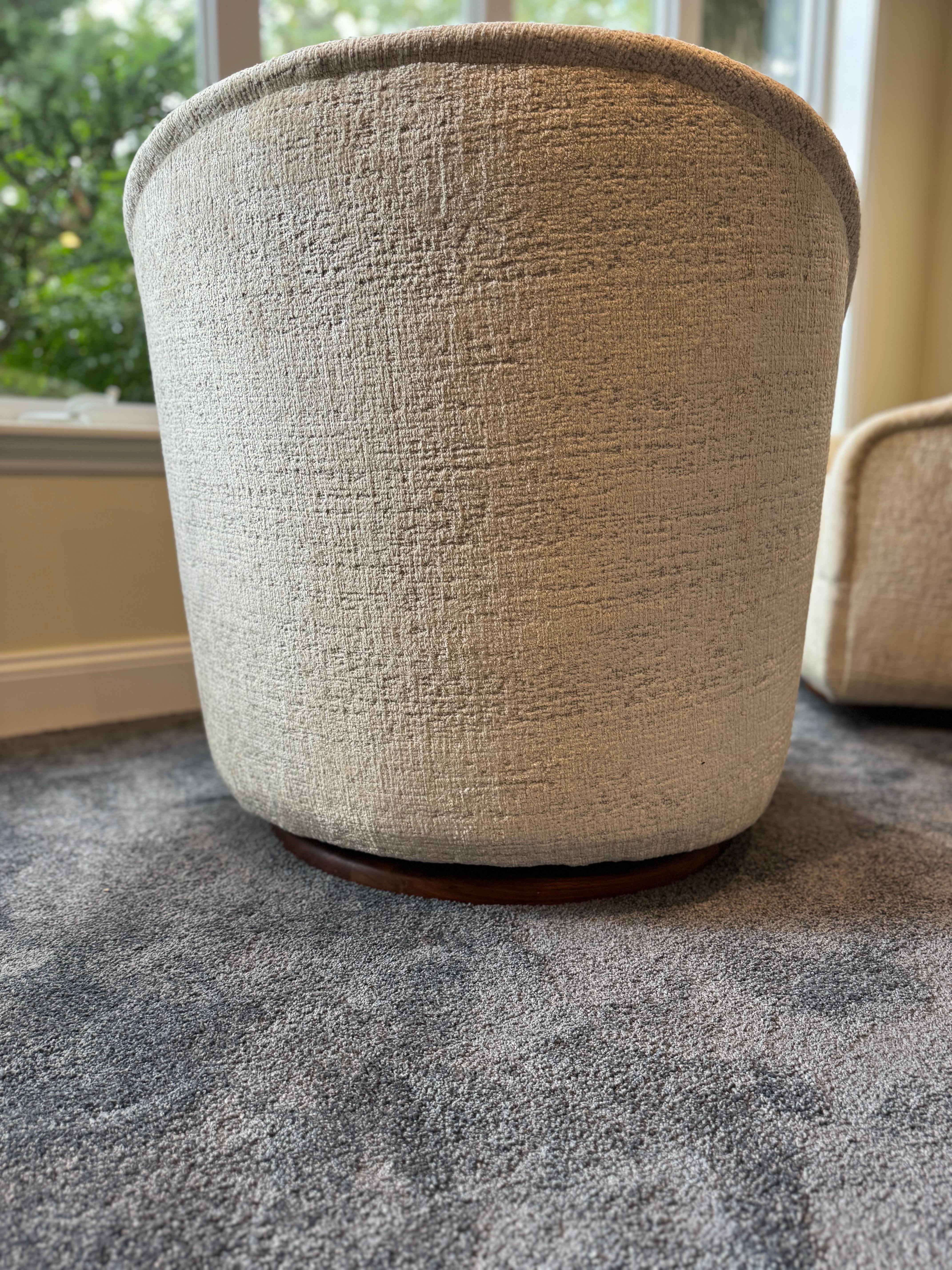 Paire de chaises pivotantes aux lignes pures et élégantes de Ward Bennett pour Brickel Associates, États-Unis, années 1960. Les chaises sont en excellent état de restauration et ont été récemment recouvertes d'une luxueuse tapisserie crème texturée.