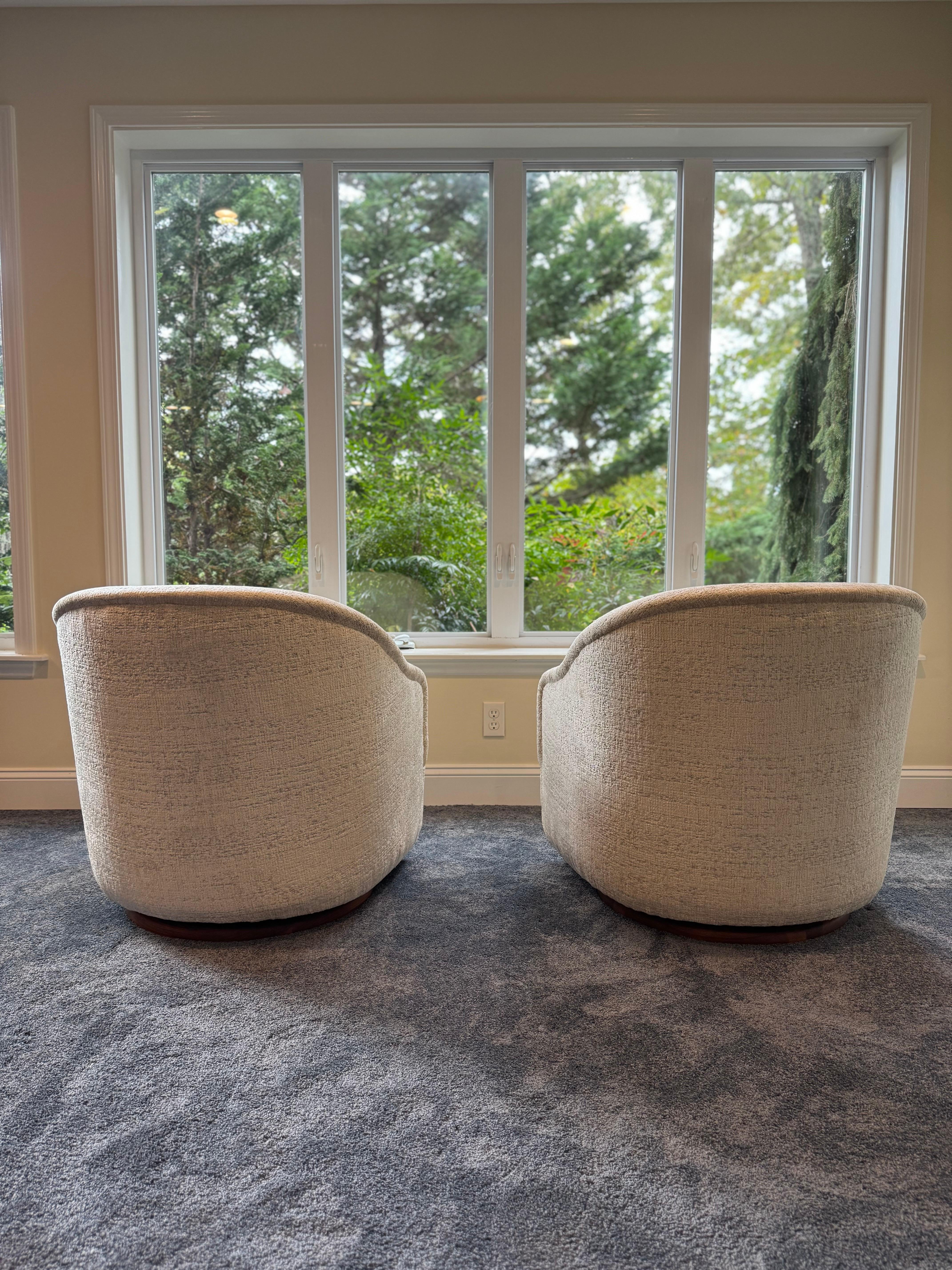 Chaises pivotantes Vintage Ward Bennet - une paire en vente 1