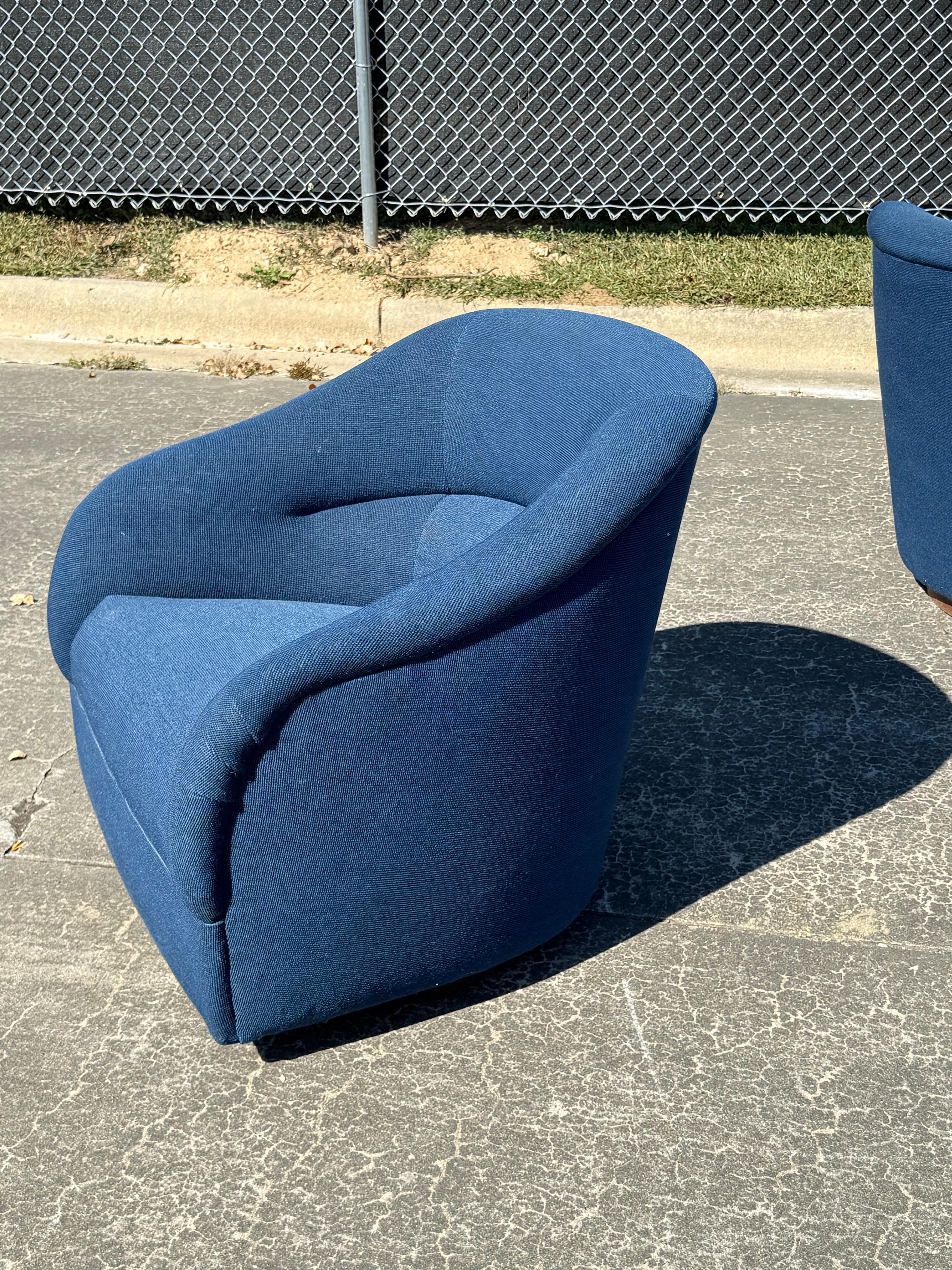 Paire de fauteuils pivotants d'époque The Bennetts for Brickel Associates État moyen - En vente à Raleigh, NC