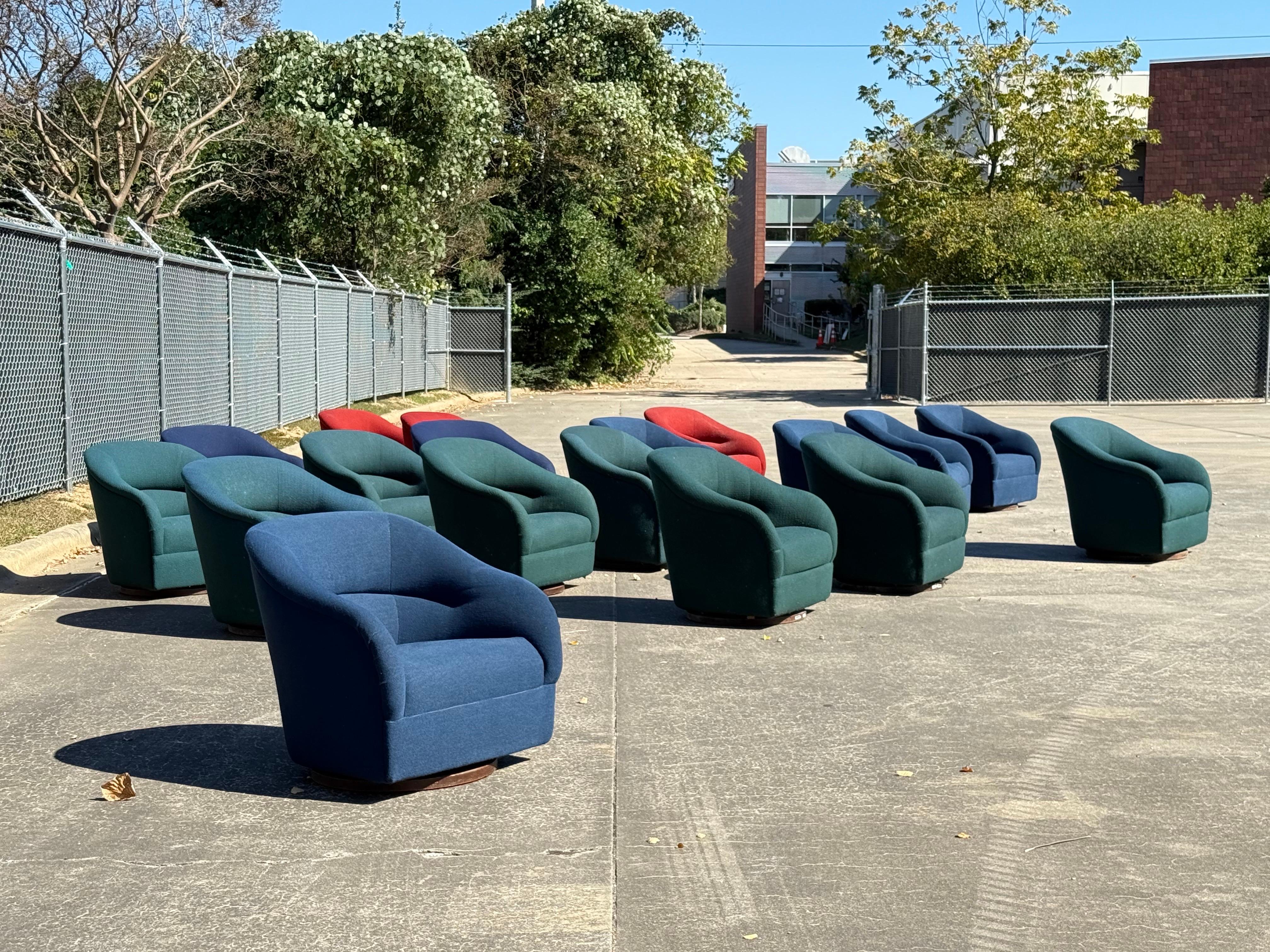 Salons pivotants vintage conçus par Ward Bennett pour Brickel Associates, vers les années 1970. Nous proposons 18 de ces salons à retapisser dans le tissu de votre choix. Achetez une paire pour votre maison, une seule, ou les 18 pour un projet à