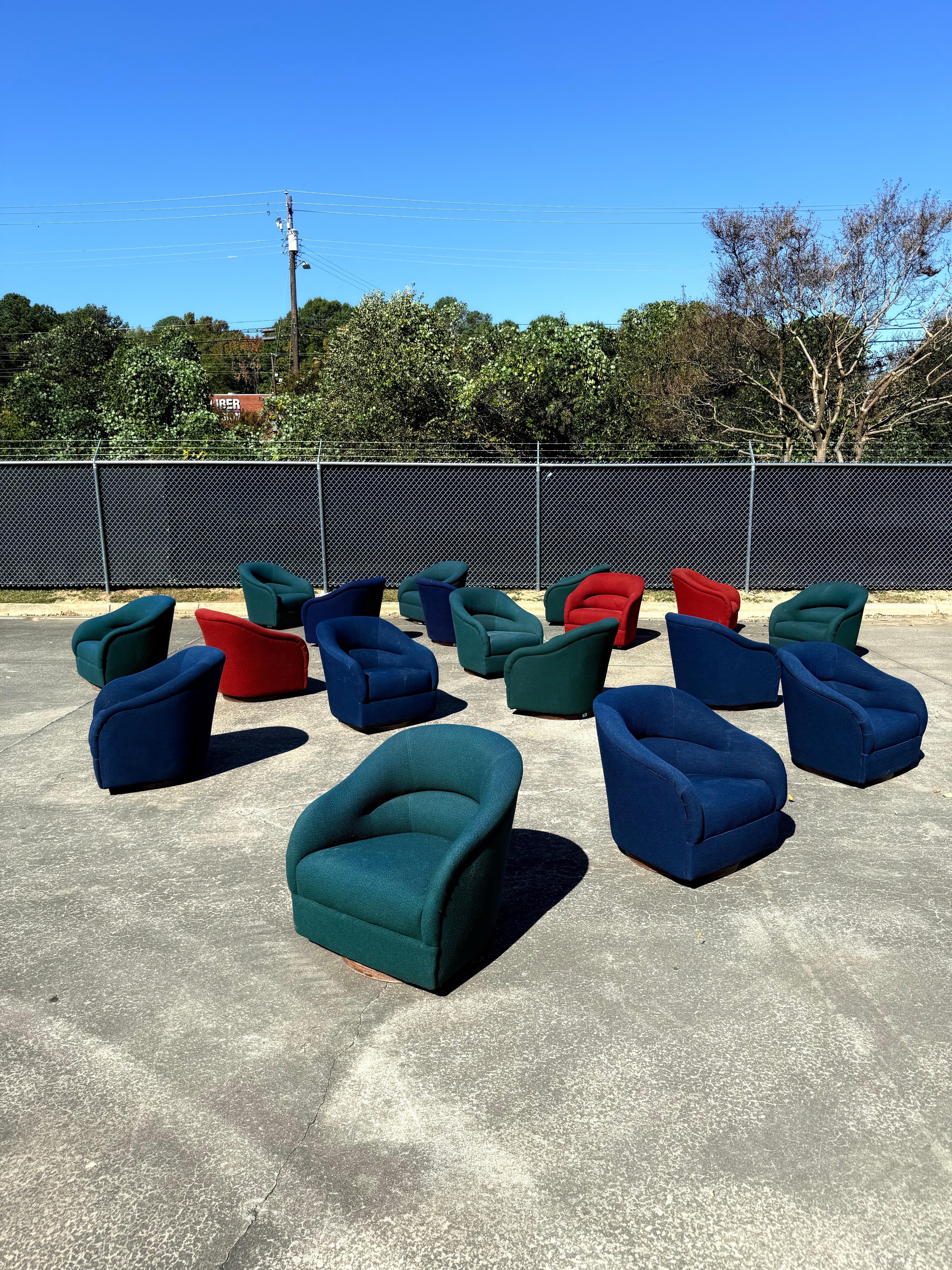 Salons pivotants vintage conçus par Ward Bennett pour Brickel Associates, vers les années 1970. Nous proposons 18 de ces salons à retapisser dans le tissu de votre choix. Achetez une paire pour votre maison ou les 18 pour un projet à grande échelle,