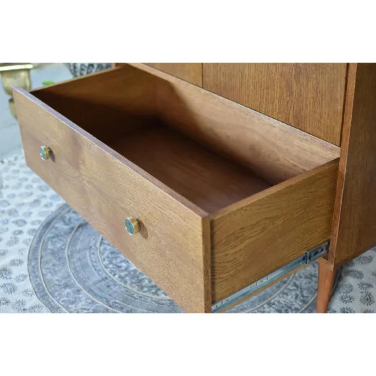 Armario Vintage by Pastform
Dimensiones: Anchura: 100 cm, Profundidad: 58 cm y Altura: 190 cm (altura del cuerpo: 170 cm).
Materiales: Madera teñida y barnizada.

Disponible en distintos acabados de color de madera: Whisky, Ron, BPA, Nobel, Brandy,