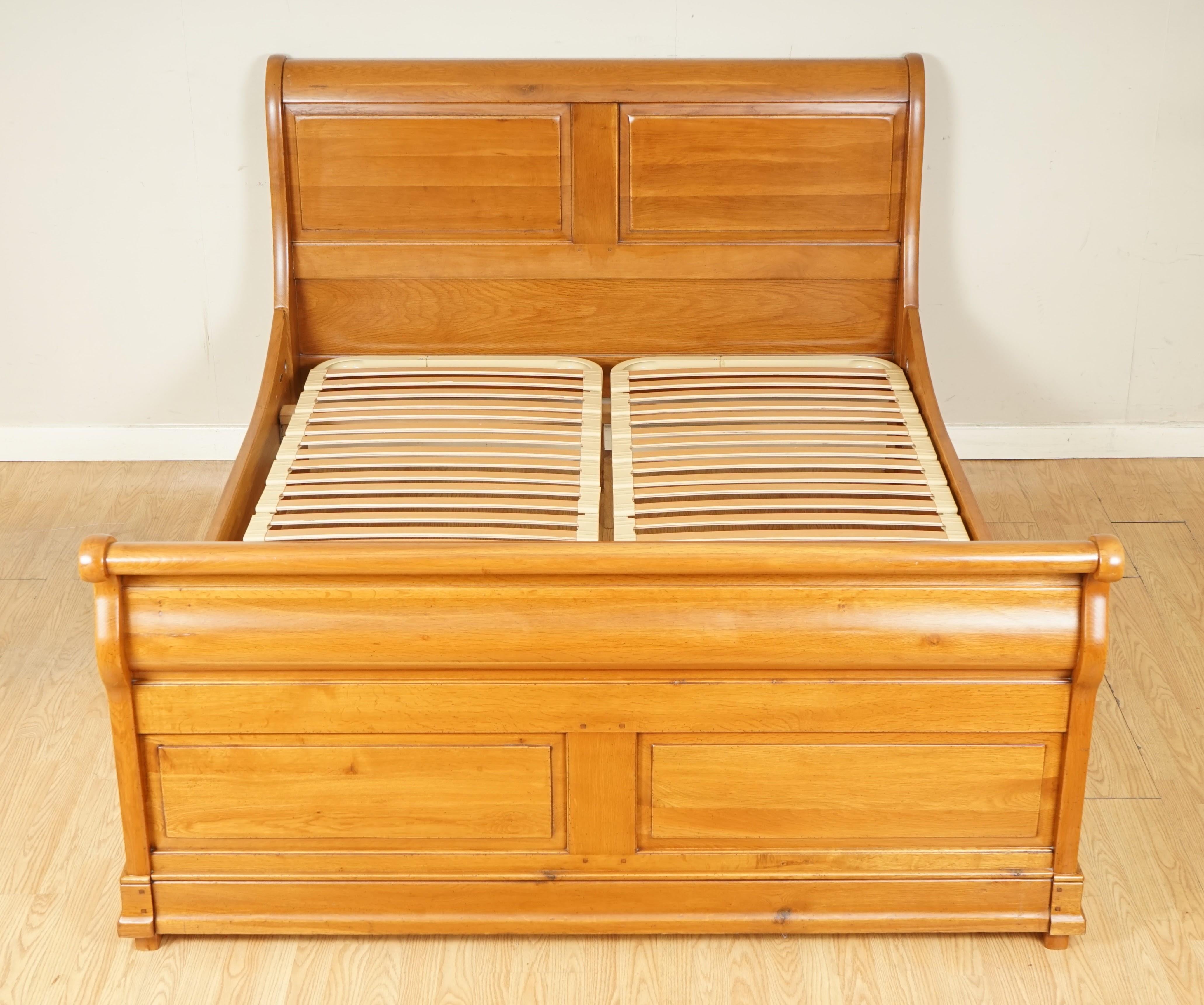 We are delighted to offer for sale this Lovely Vintage Waring & Gillows Double Sleigh Bed Frame. This is a very well made and solid bed.

 We have deep cleaned, waxed and hand polished from top to bottom.

Dimensions: 

Back panel height -
