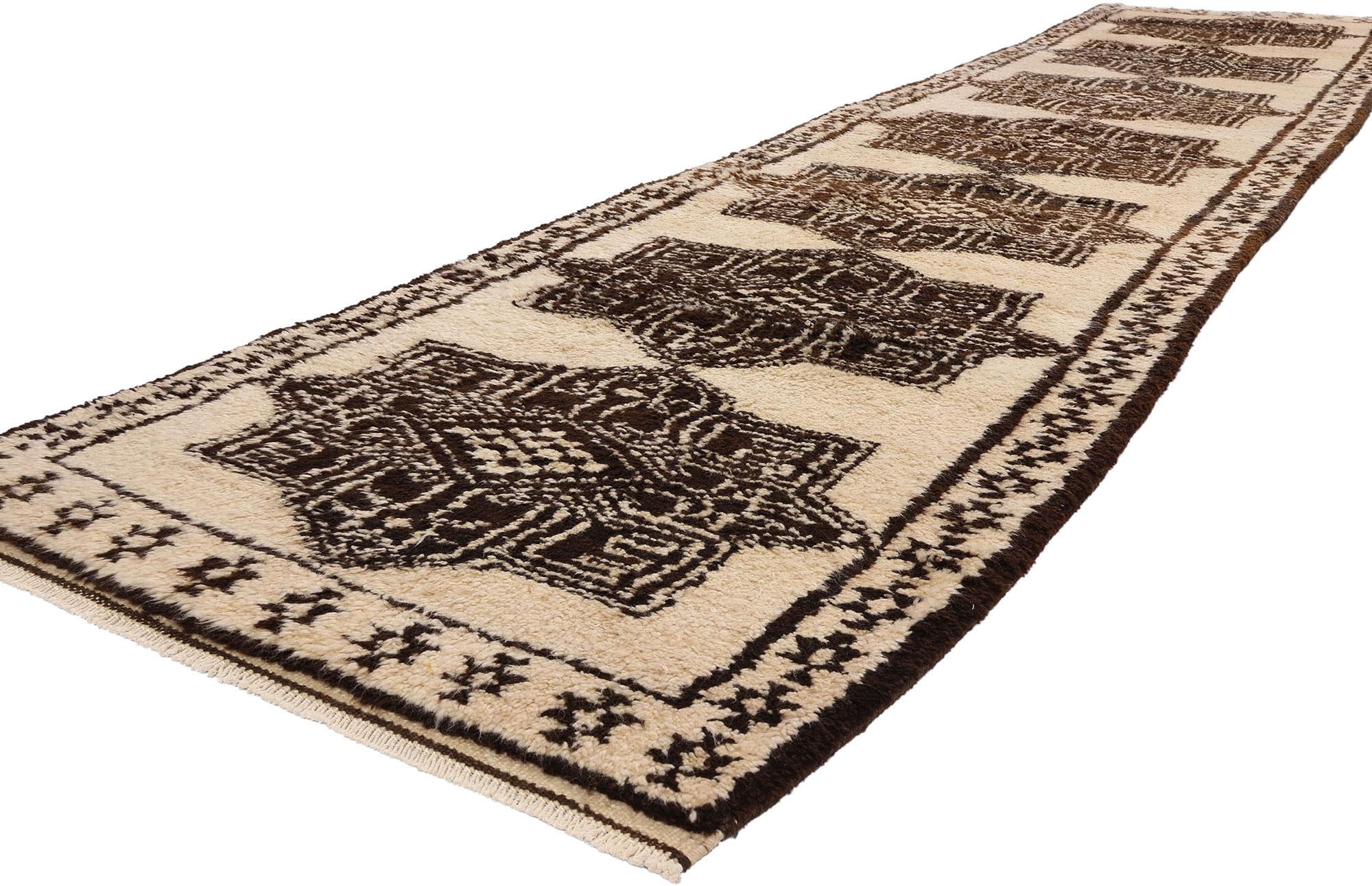 53907 Alfombra Kurda Vintage Neutra Corredor, 03'00 x 13'06. Hechas a mano con meticulosa precisión e inquebrantable dedicación por las tribus kurdas herki del este de Turquía, sobre todo en la provincia de Hakkari, las alfombras kurdas son famosas