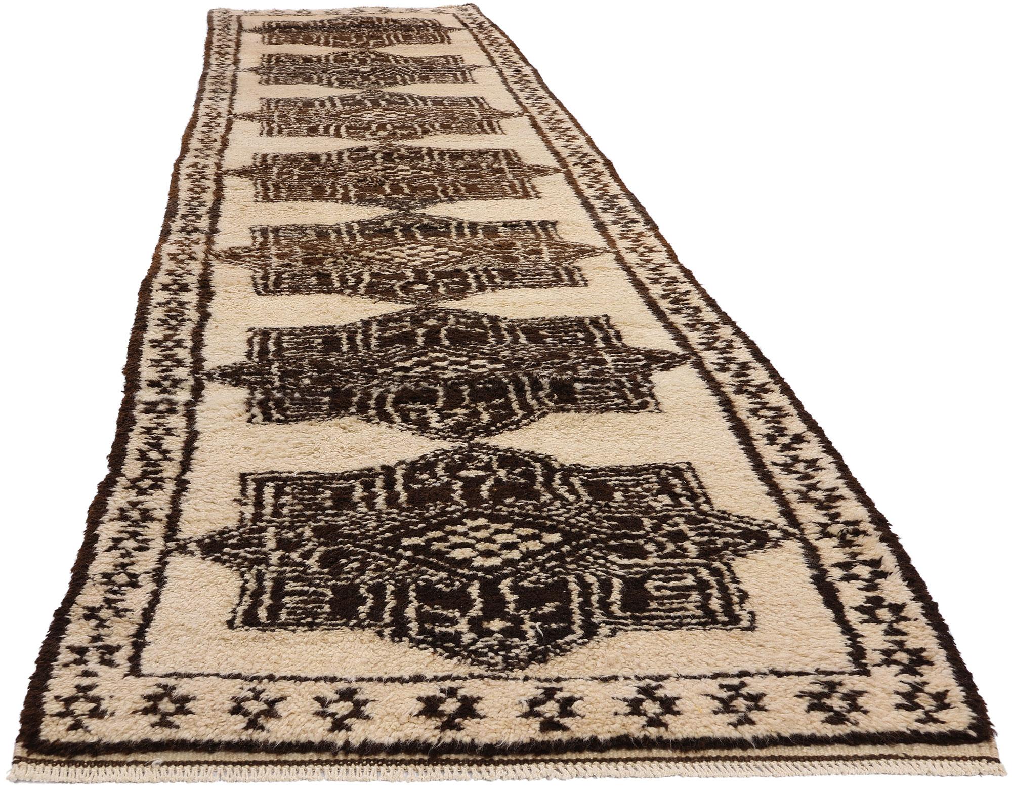 Alfombra turca tribal kurda vintage en tonos tierra cálidos, 03'00 x 13'06 Moderno de mediados de siglo en venta