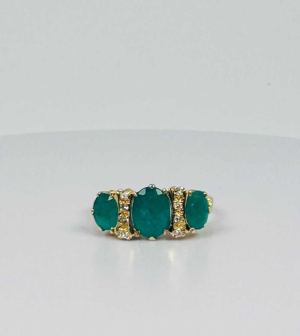 Te presentamos este exquisito anillo de oro amarillo de 18 quilates con cuatro esmeraldas naturales y ocho diamantes talla única de los años 50, una auténtica obra maestra de la artesanía europea de mediados de siglo. Elaborado en cálido oro