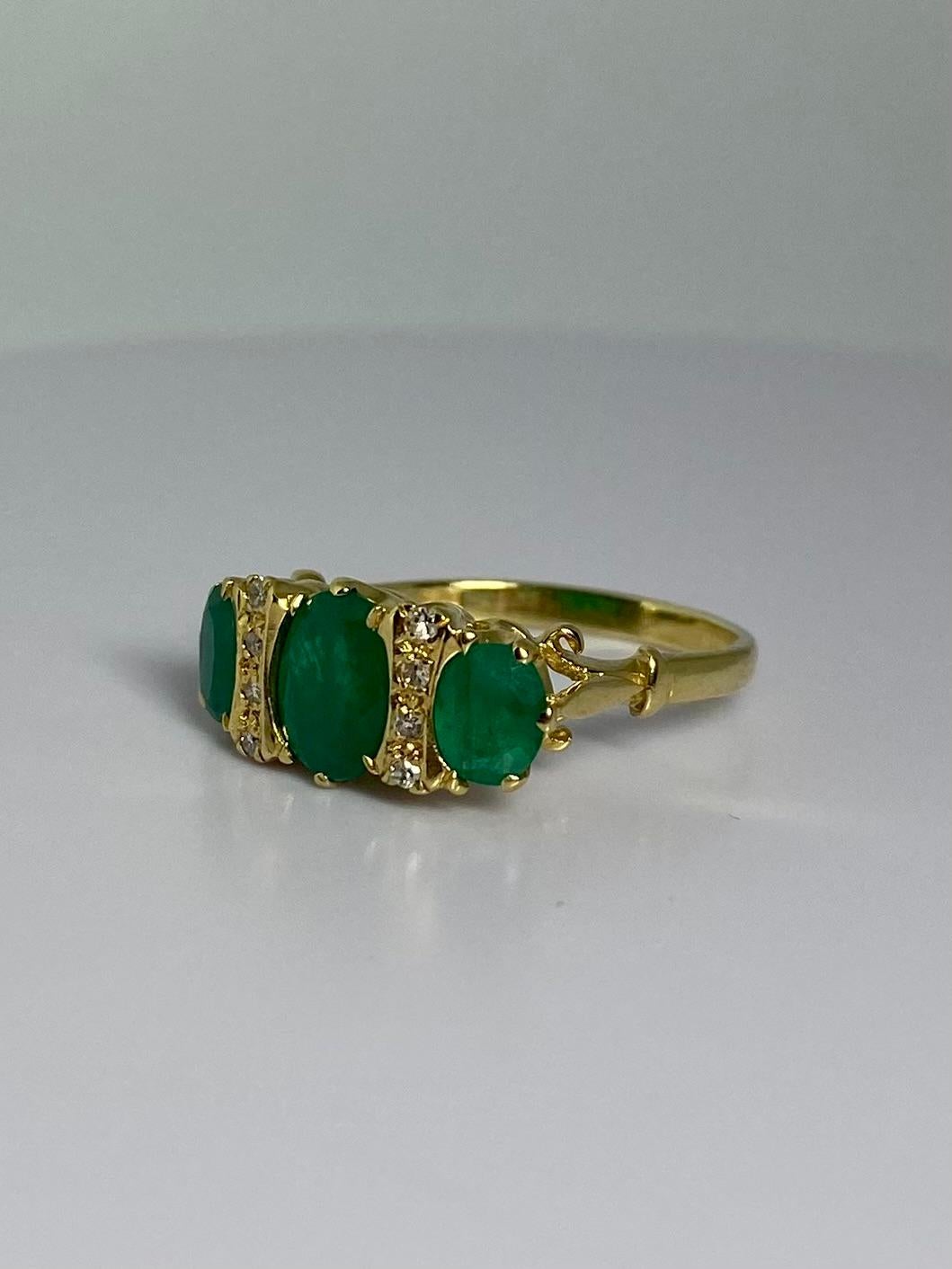 Brilliant Cut Vintage Warm Golden Ring with Natural Diamonds and Natural Emeralds, 1950s For Sale