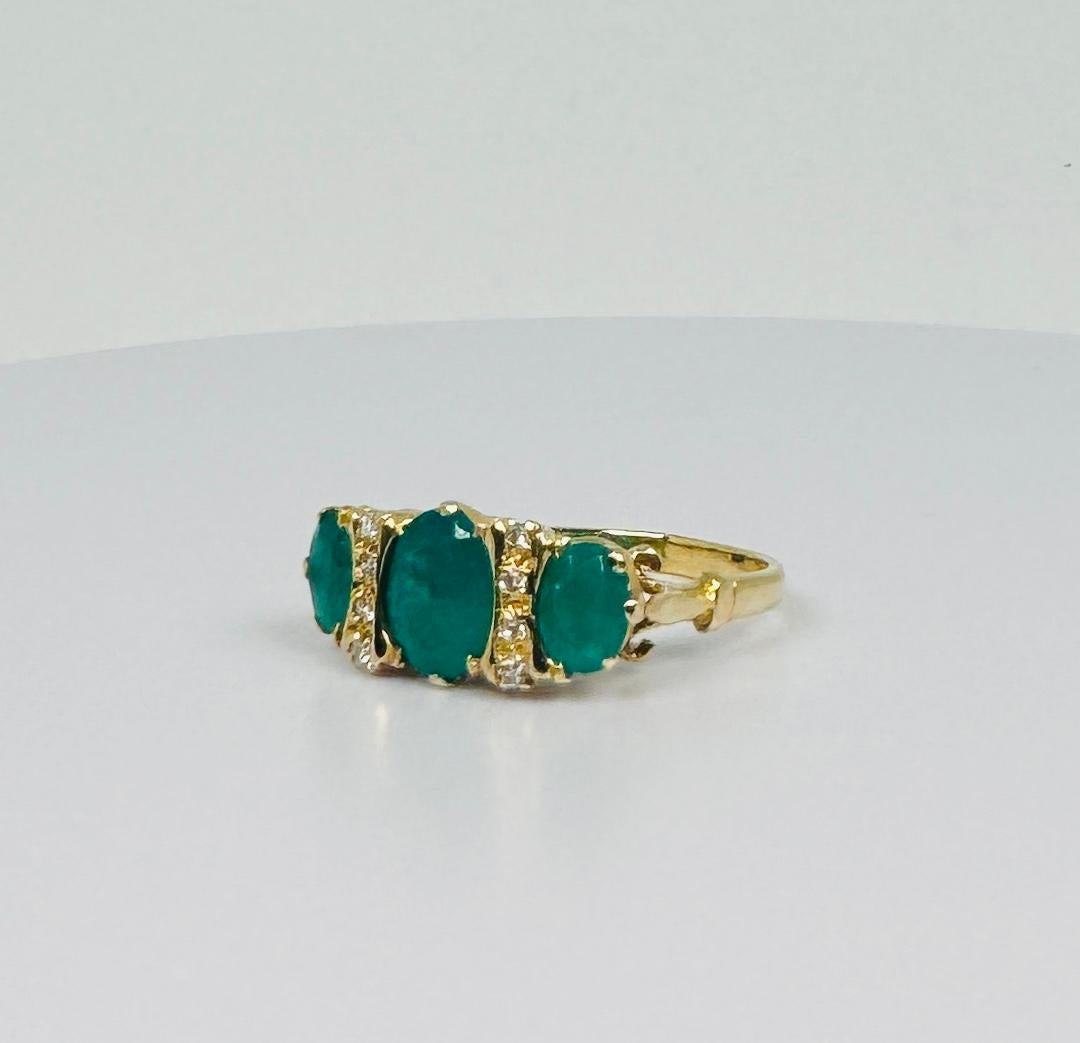 Anillo Oro Amarillo 18k Cuatro Esmeraldas Naturales  Ocho diamantes talla única Art Déco Corte esmeralda