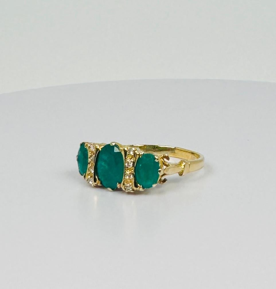 Anillo Oro Amarillo 18k Cuatro Esmeraldas Naturales  Ocho diamantes talla única Art Déco en Bueno Estado en Heemstede, NL