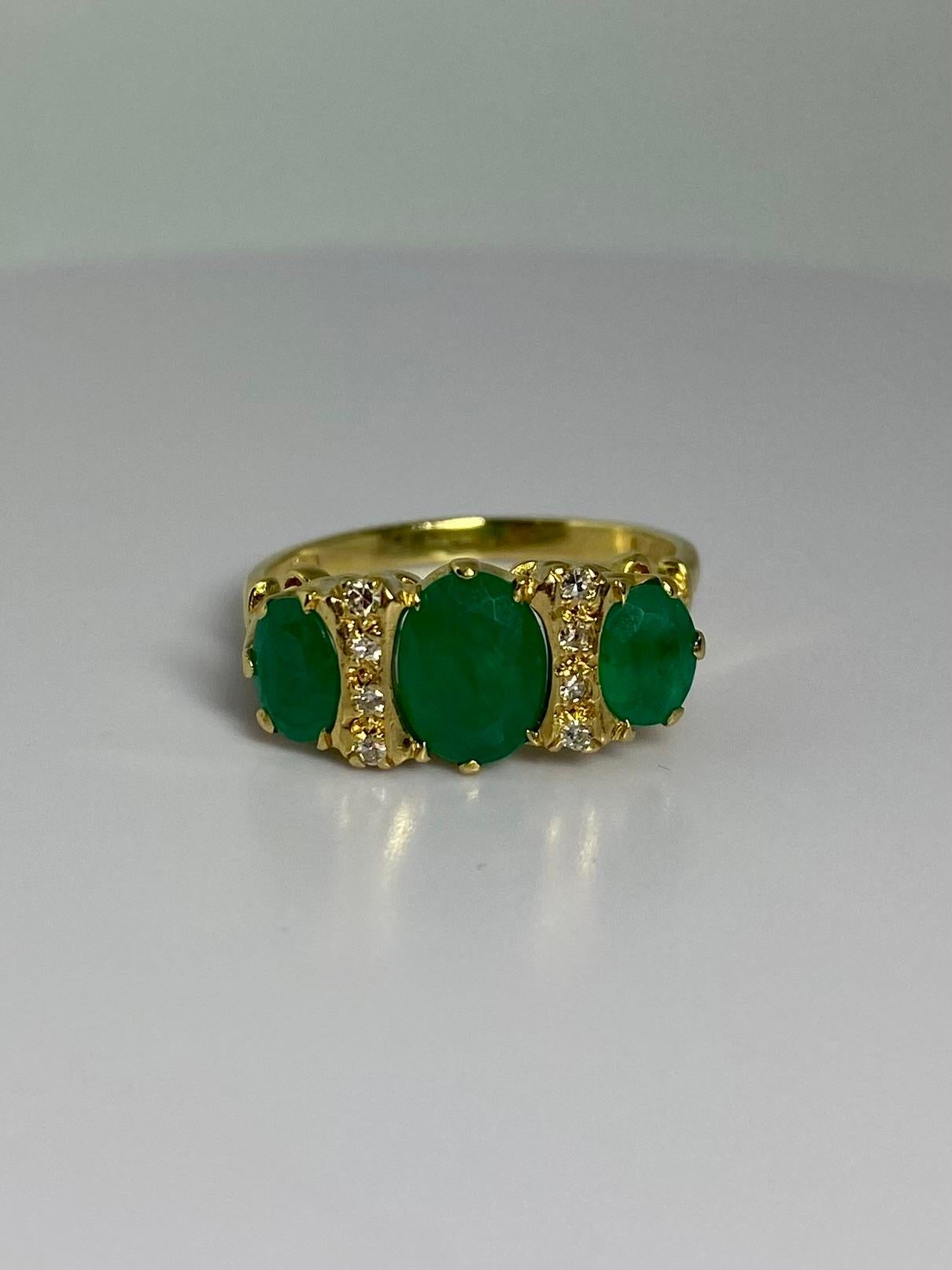 Vintage Warm Golden Ring with Natural Diamonds and Natural Emeralds, 1950s For Sale 1