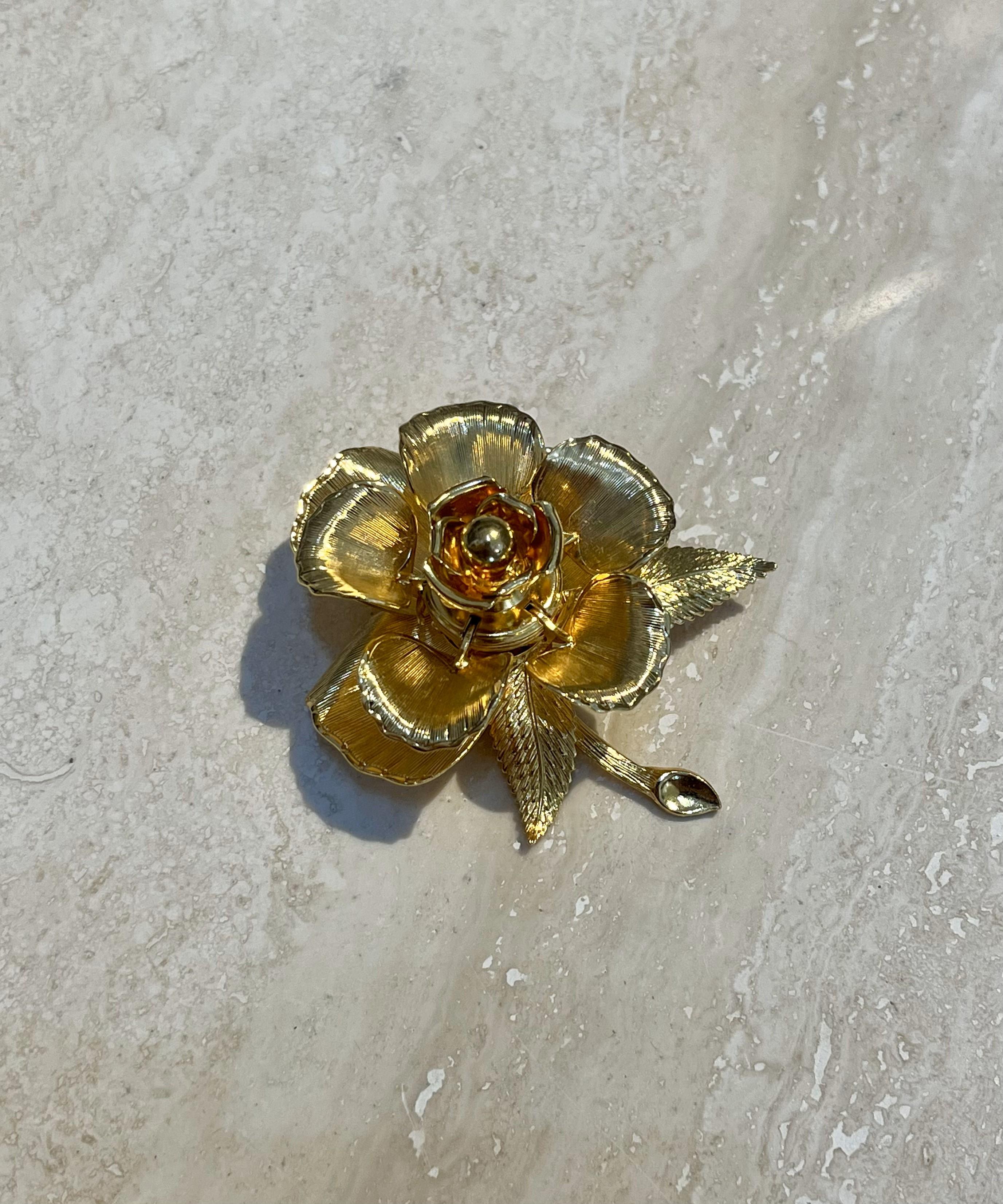 Vintage Warner Day & Night Gold Plated Floral Brooch In Good Condition For Sale In Lake Worth Beach, FL