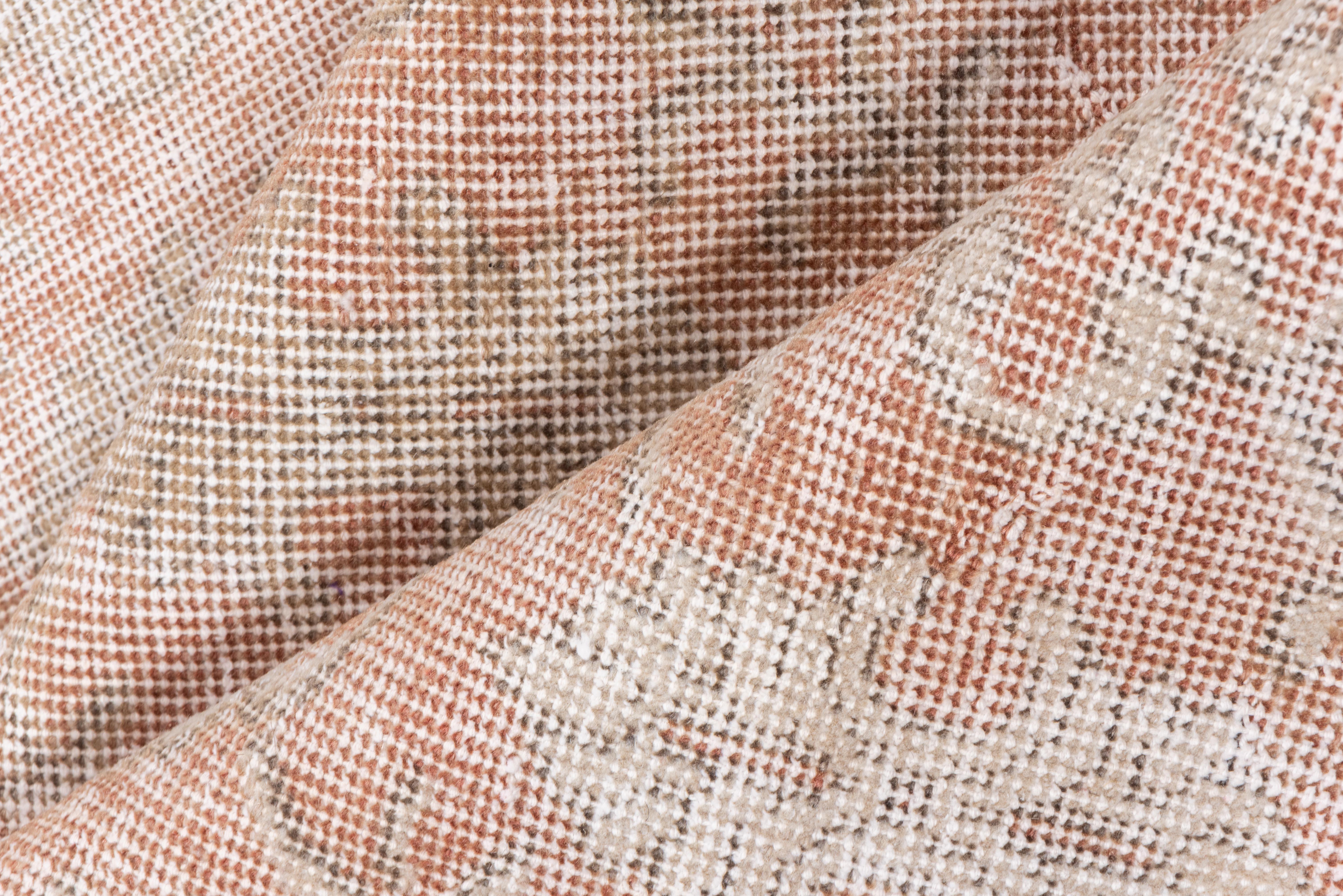 Dieser elegante Läufer aus Oushak hat ein zartes Vintage-Finish, das ihm eine weiche, ätherische Ausstrahlung und einen zeitgemäßen Charme verleiht. Das florale Allover-Muster in gedämpften Rot- und Elfenbeintönen schimmert subtil durch das