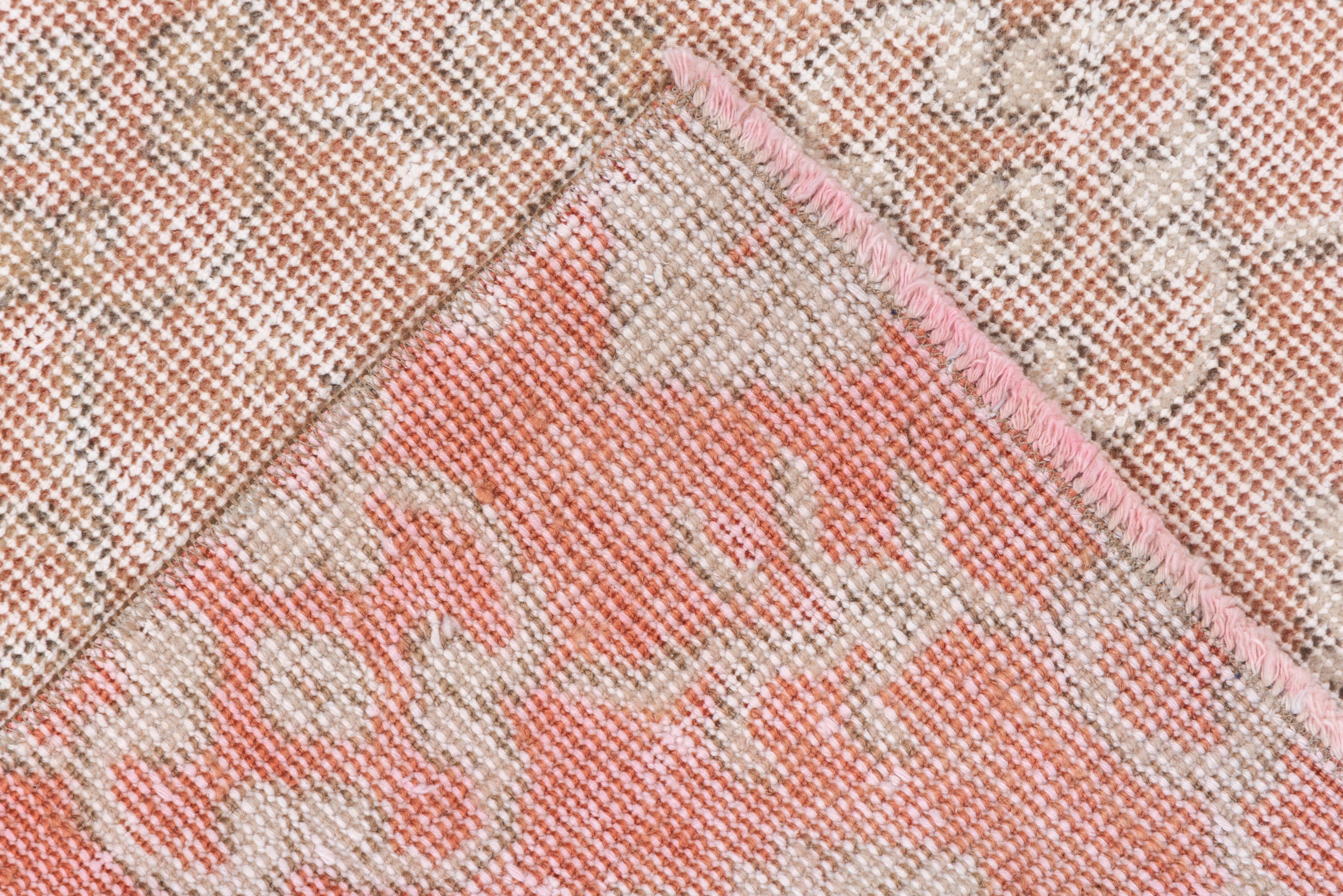 Vintage Washed Oushak Läufer - verblasst Blush und Elfenbein Blumenmotiv im Zustand „Gut“ im Angebot in New York, NY