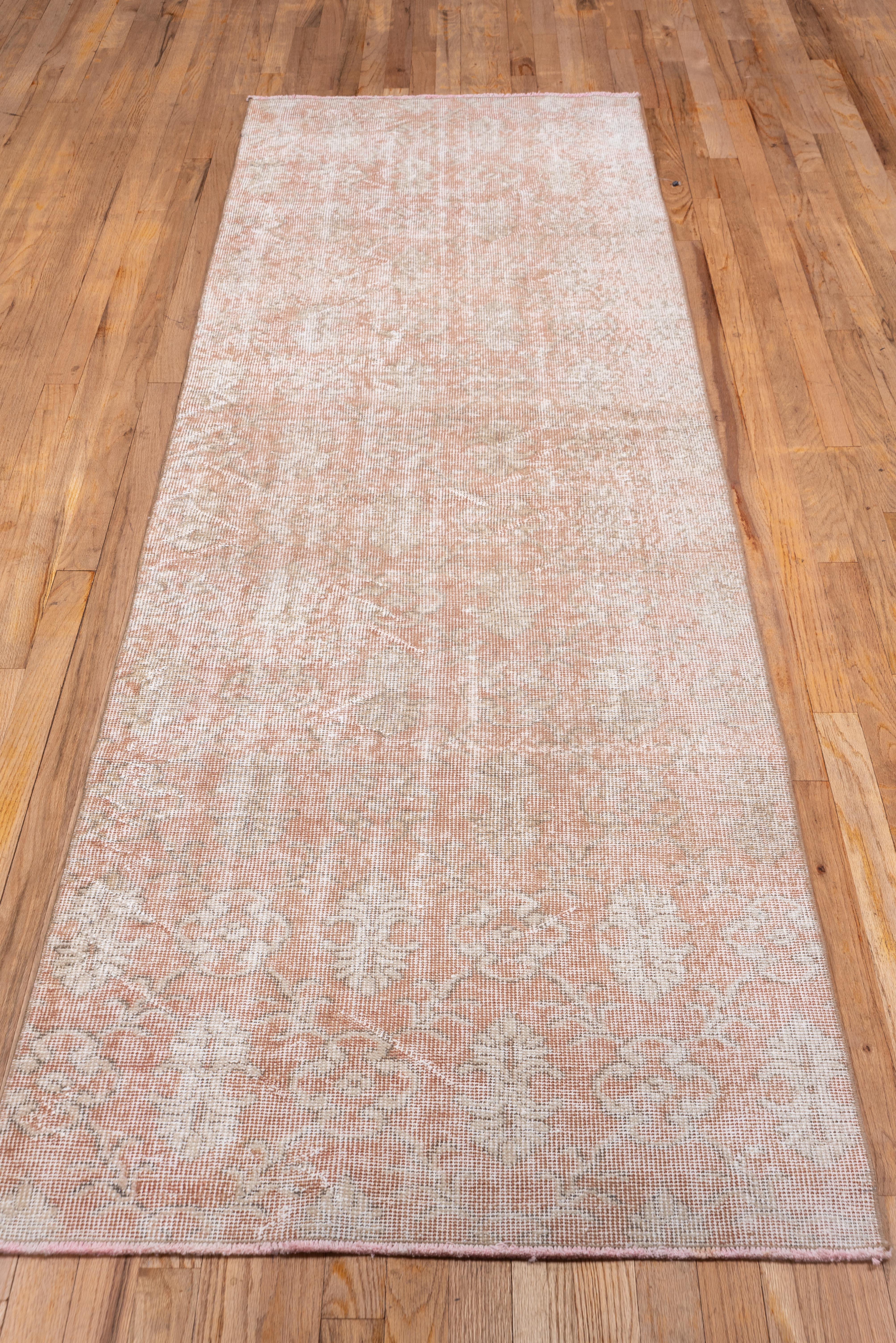 Vintage Washed Oushak Läufer - verblasst Blush und Elfenbein Blumenmotiv im Angebot 1