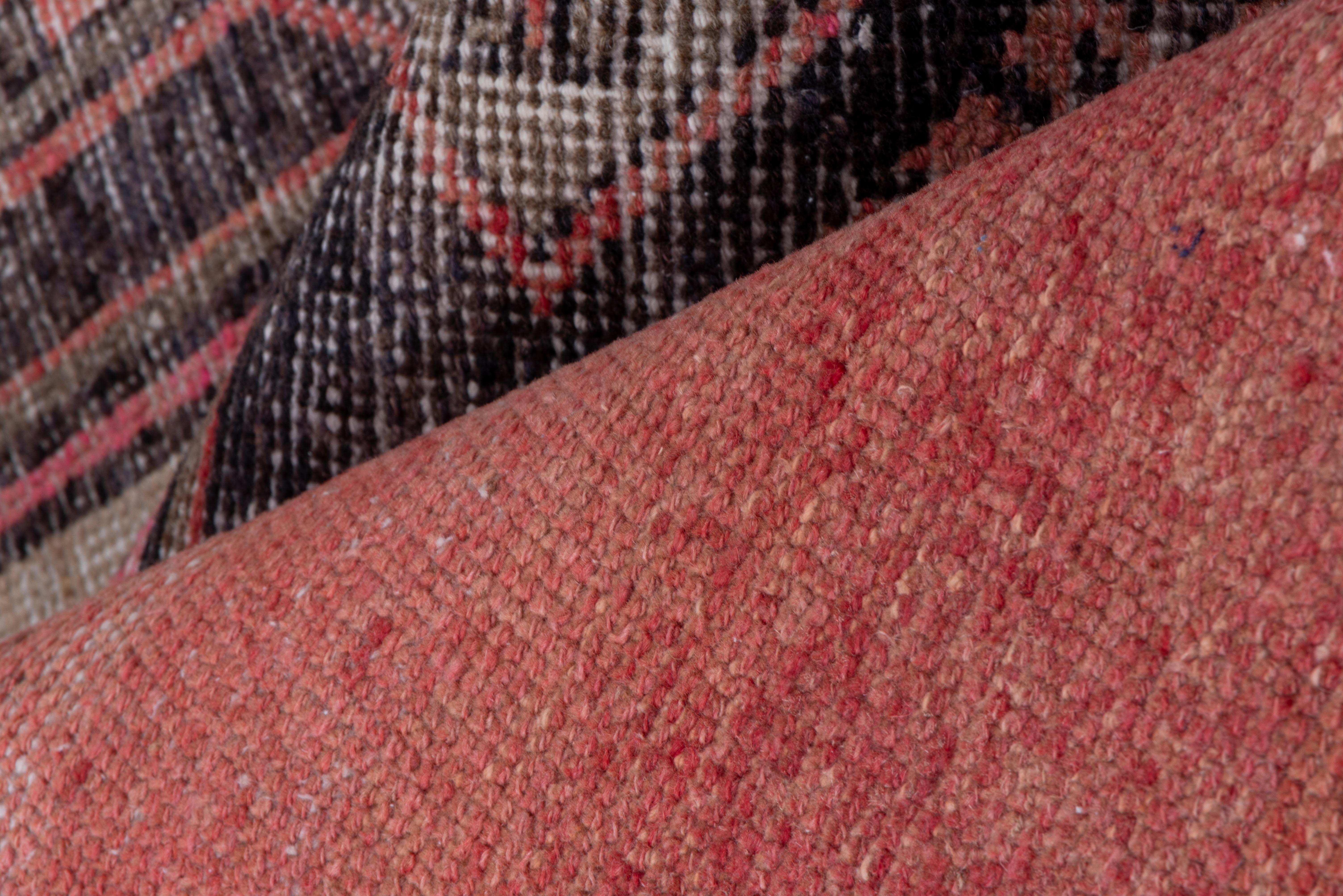 Dieser im Vintage-Stil gewaschene Oushak-Läufer zeichnet sich durch eine dynamische Reihe von gestuften Rautenmedaillons in erdigen Taupe-, Blush- und geschwärzten Korallentönen aus, die durch dezente pinkfarbene Umrandungen hervorgehoben werden.