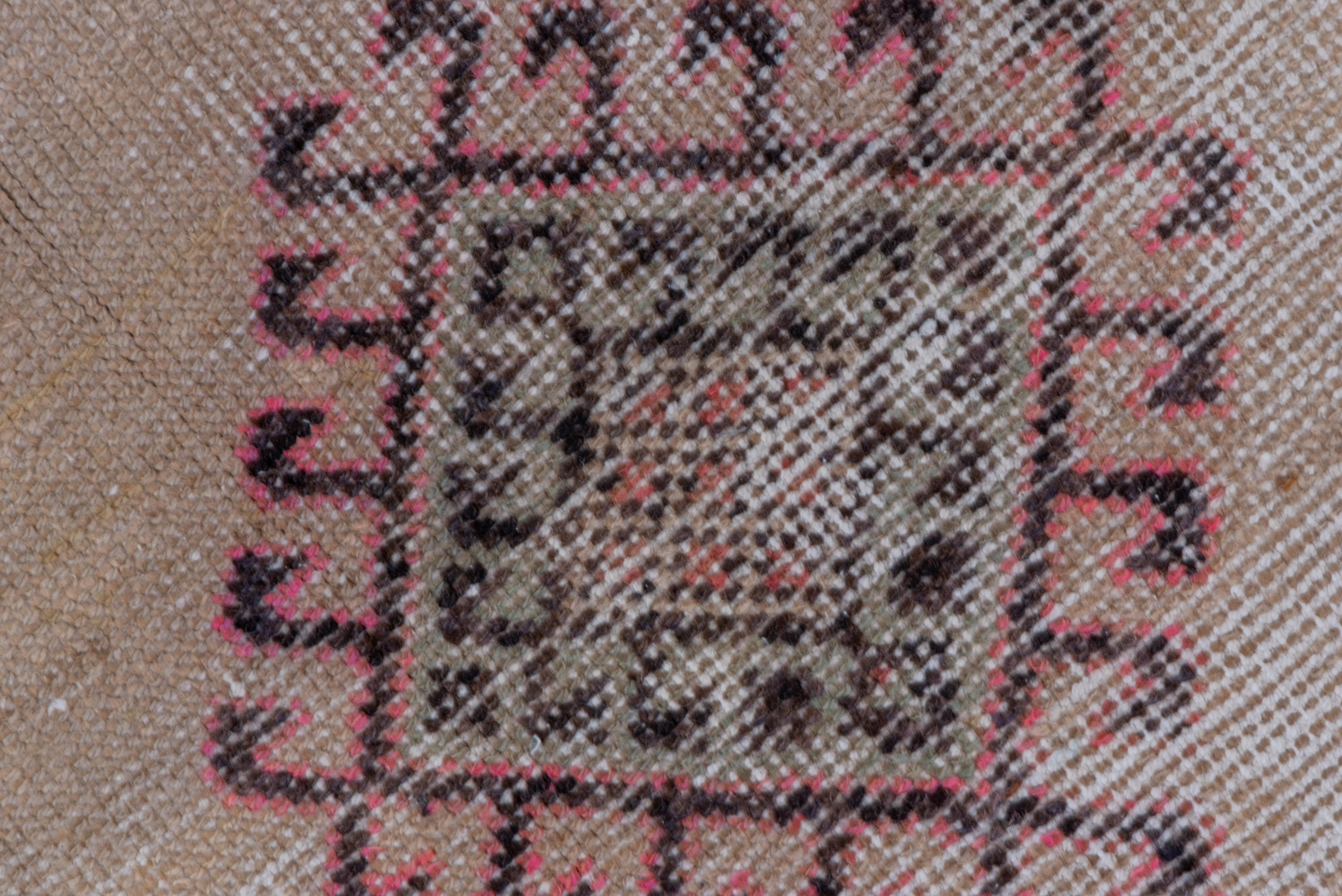 Vintage-Washed Oushak Läufer - verblichenes geometrisches Medaillon in Koralle und Taupe (20. Jahrhundert) im Angebot
