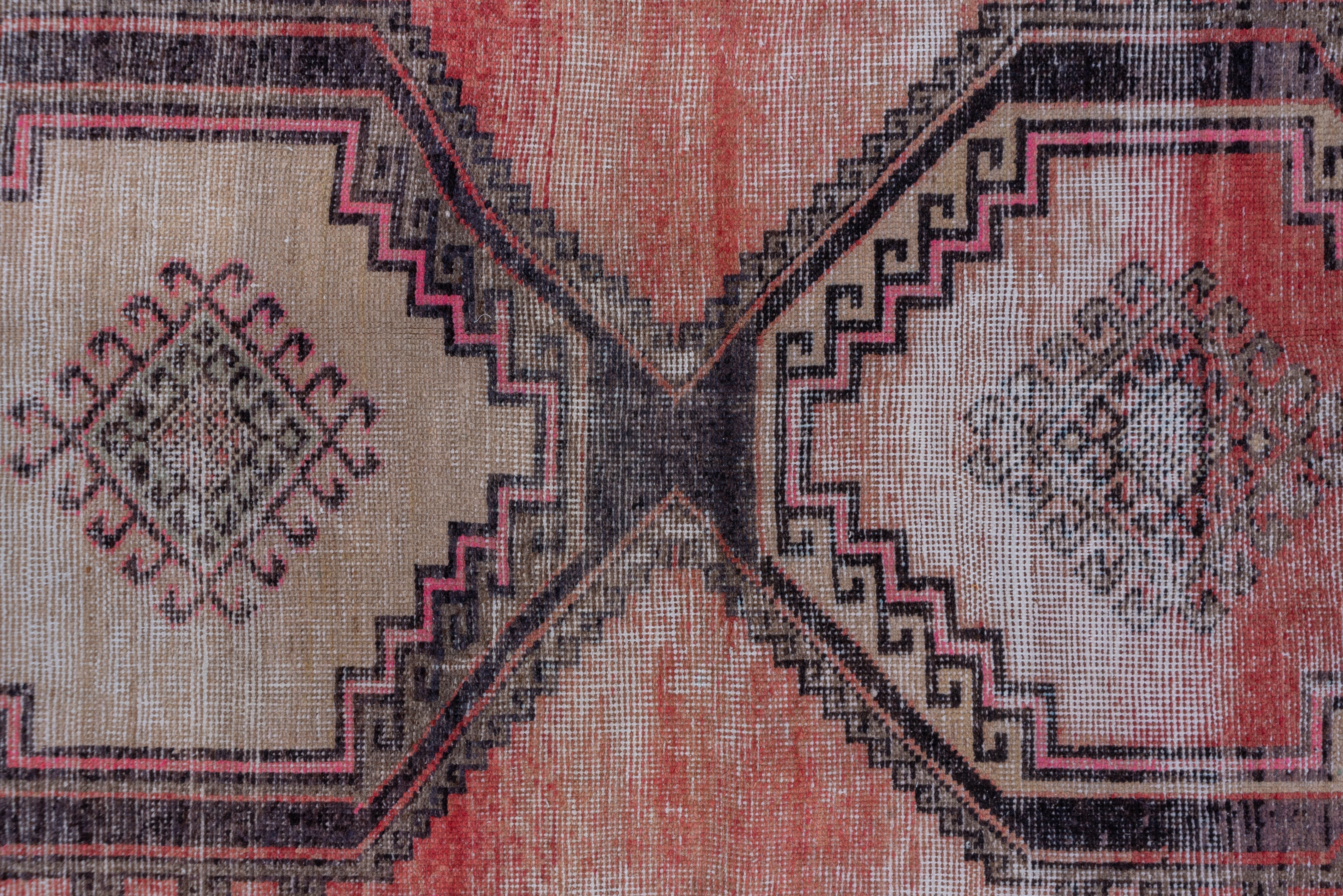 Vintage-Washed Oushak Läufer - verblichenes geometrisches Medaillon in Koralle und Taupe (Wolle) im Angebot