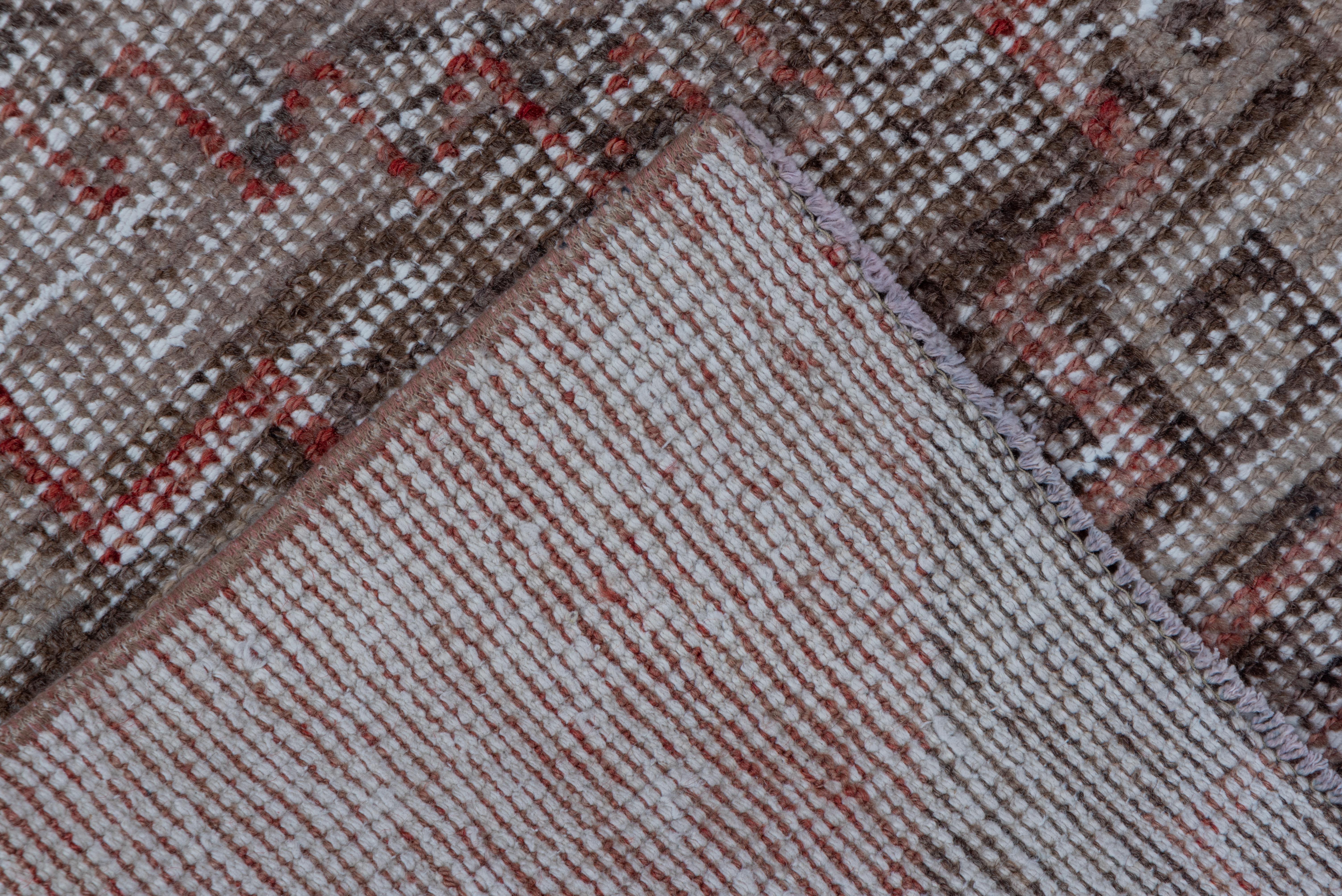 Vintage-Washed Oushak Runner – Faded Tribal Medallion in Rust and Charcoal im Zustand „Gut“ im Angebot in New York, NY