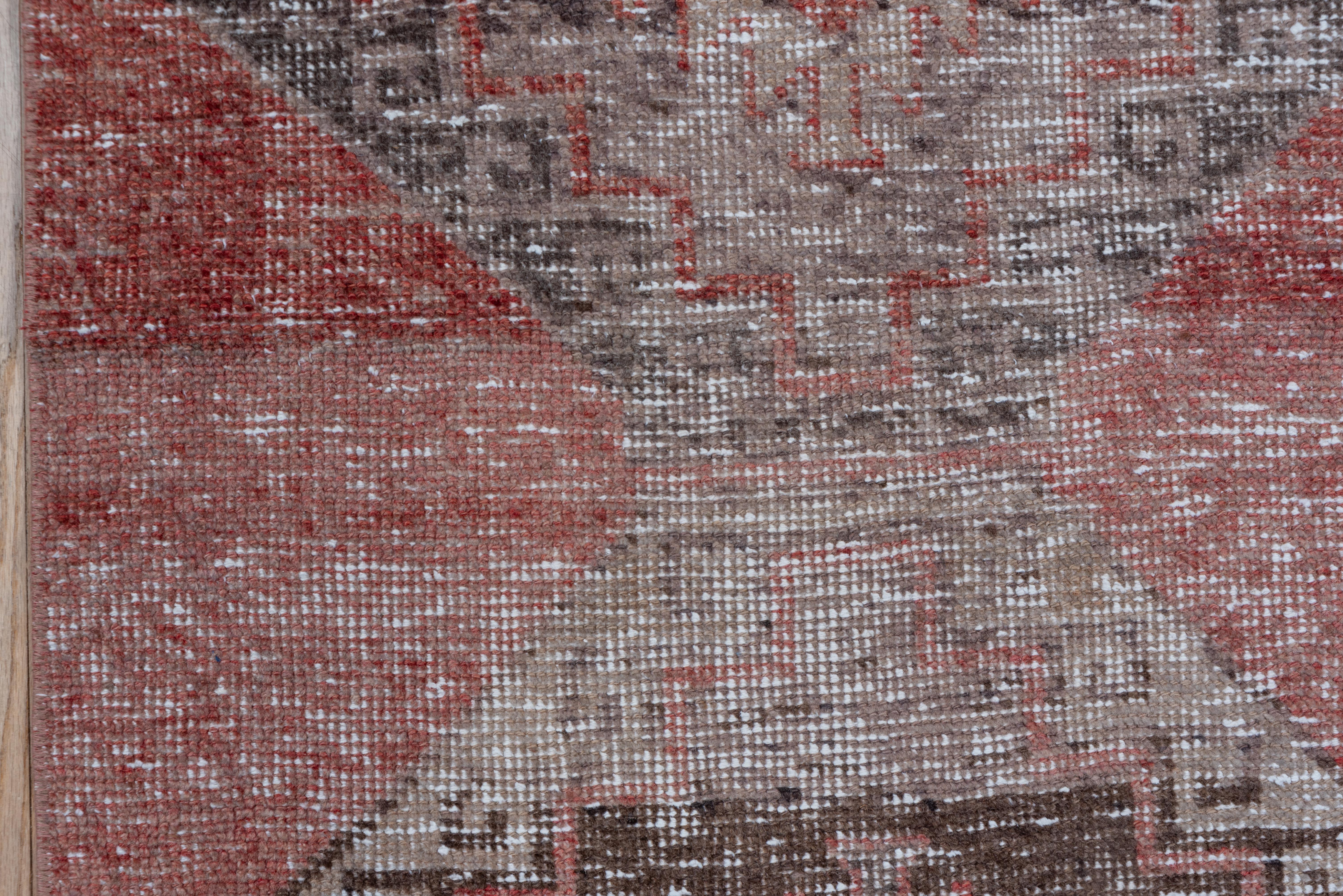 Vintage-Washed Oushak Runner – Faded Tribal Medallion in Rust and Charcoal (20. Jahrhundert) im Angebot