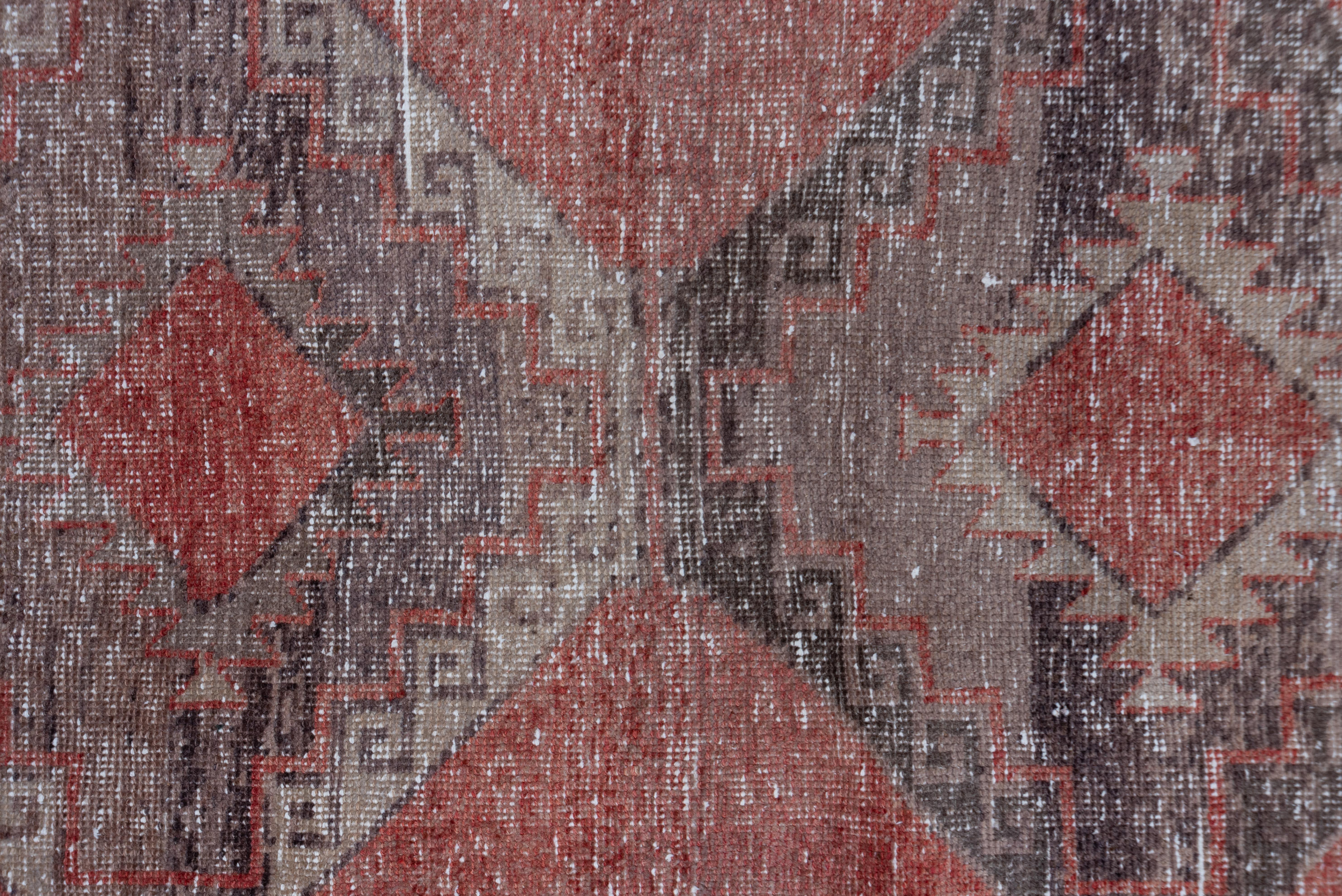 Vintage-Washed Oushak Runner – Faded Tribal Medallion in Rust and Charcoal im Angebot 1