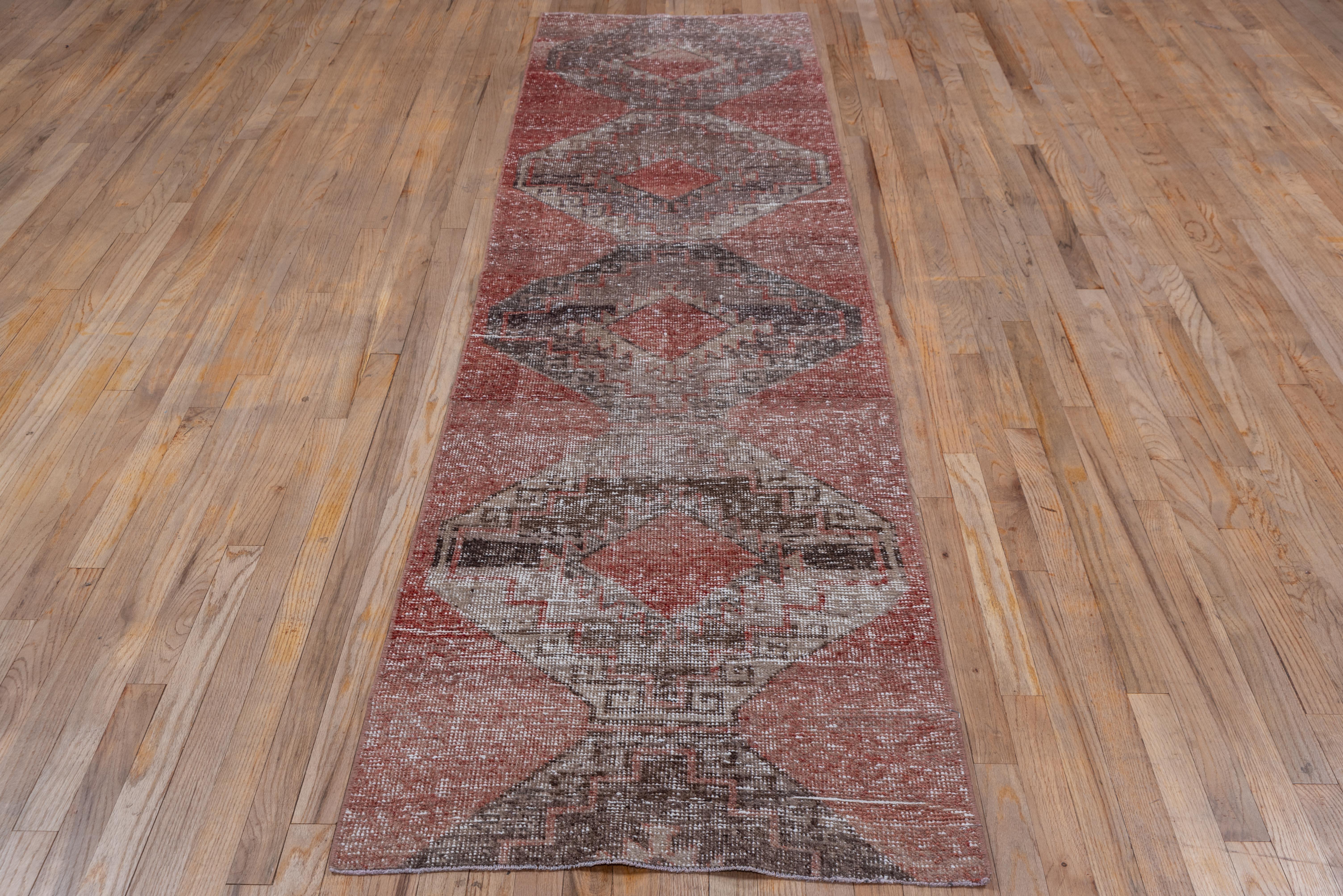 Vintage-Washed Oushak Runner – Faded Tribal Medallion in Rust and Charcoal im Angebot 2