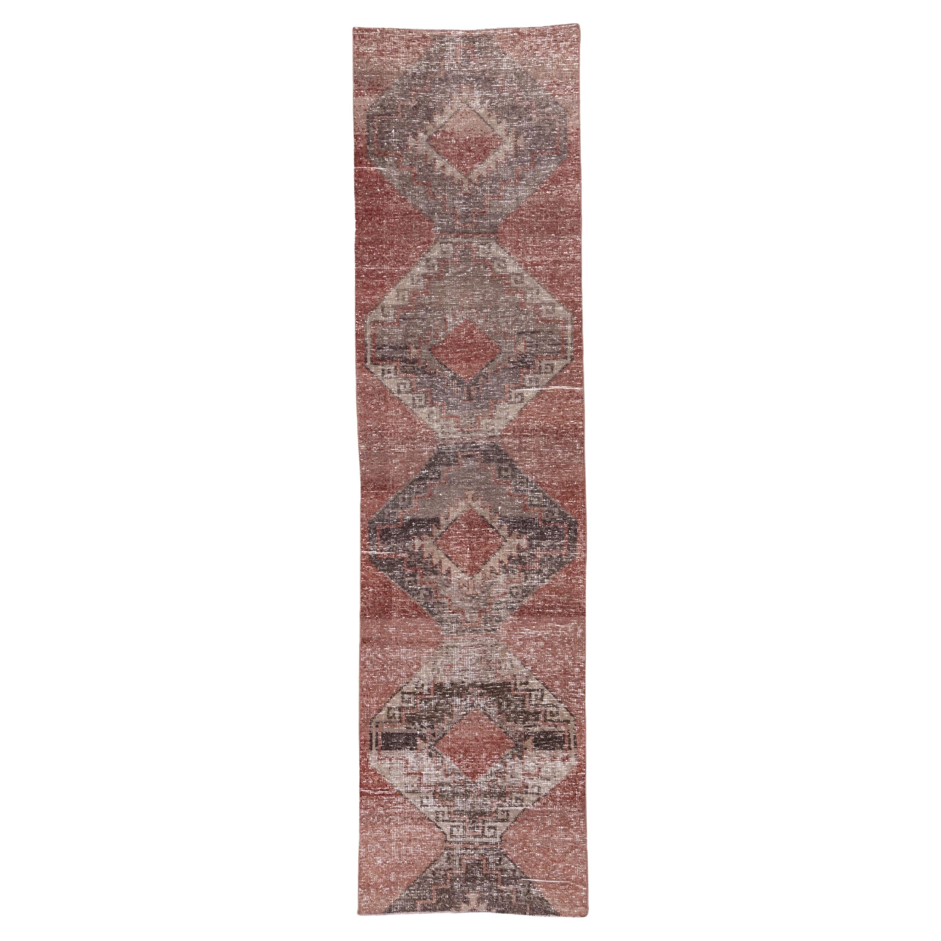 Vintage-Washed Oushak Runner - Medallón Tribal Desteñido en Óxido y Carbón