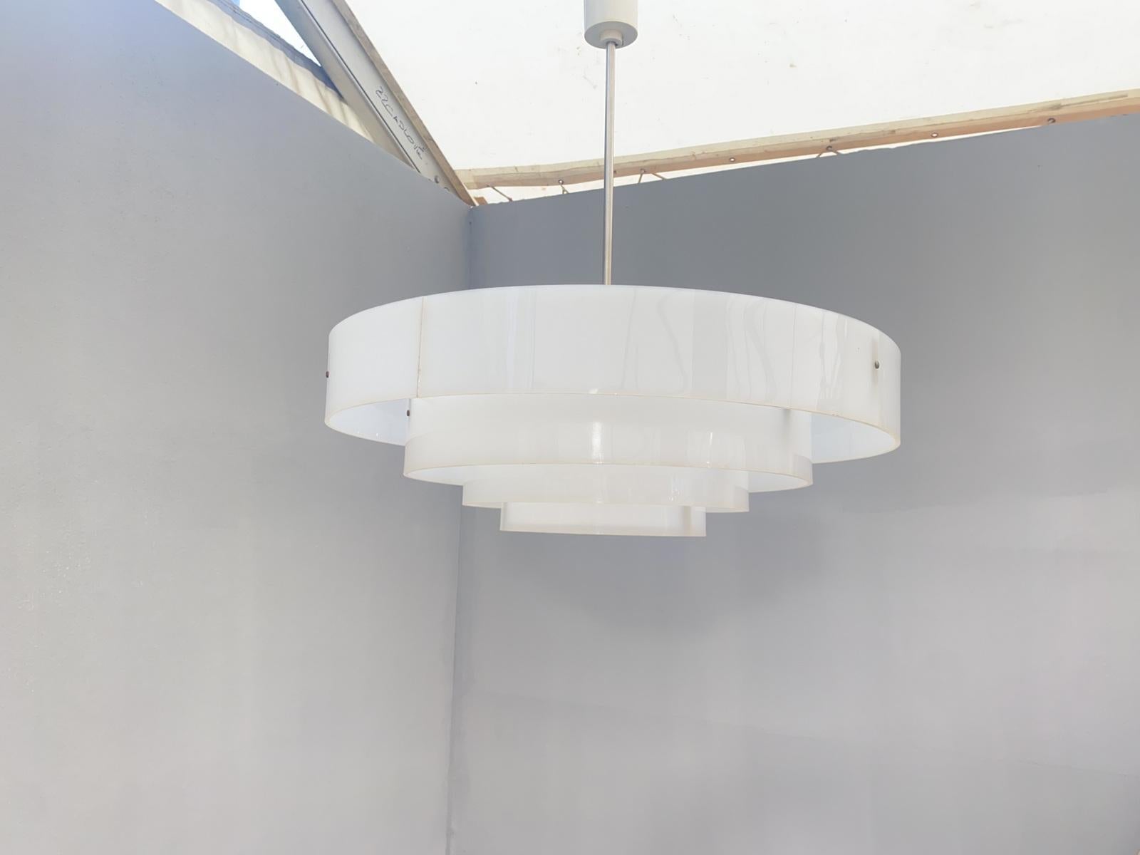 Modernistische industrielle Lamellen-Deckenleuchte, tolles, ausgefallenes Industriedesign.  In Form eines Wespennestes, hergestellt in den 70er Jahren in Mitteleuropa.

Der gesamte Rahmen ist aus vernickeltem und lackiertem Metall gefertigt.
Der