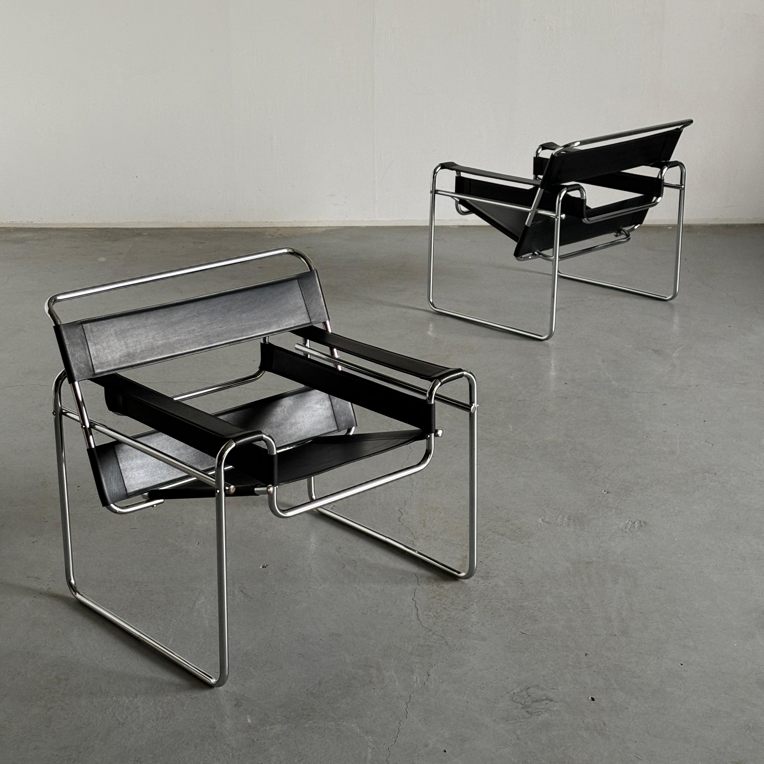 Deux fauteuils iconiques de Wassily conçus par Marcel Breuer en 1925/26, également connus sous le nom de chaise 