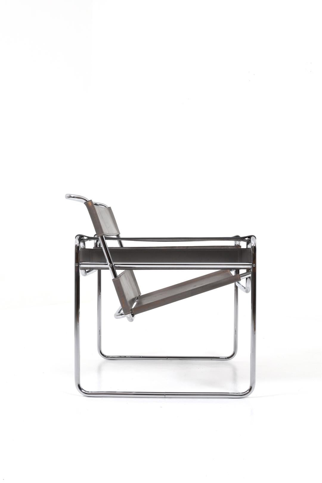 Der Wassily Lounge Chair ist eine Design-Ikone des berühmten Architekten Marcel Breuer, die er 1925 entworfen hat.

Das Gestell des Stuhls besteht aus gebogenen Stahlrohren und verleiht ihm eine klare und luftige Ästhetik. Diese zeitlose Designwahl