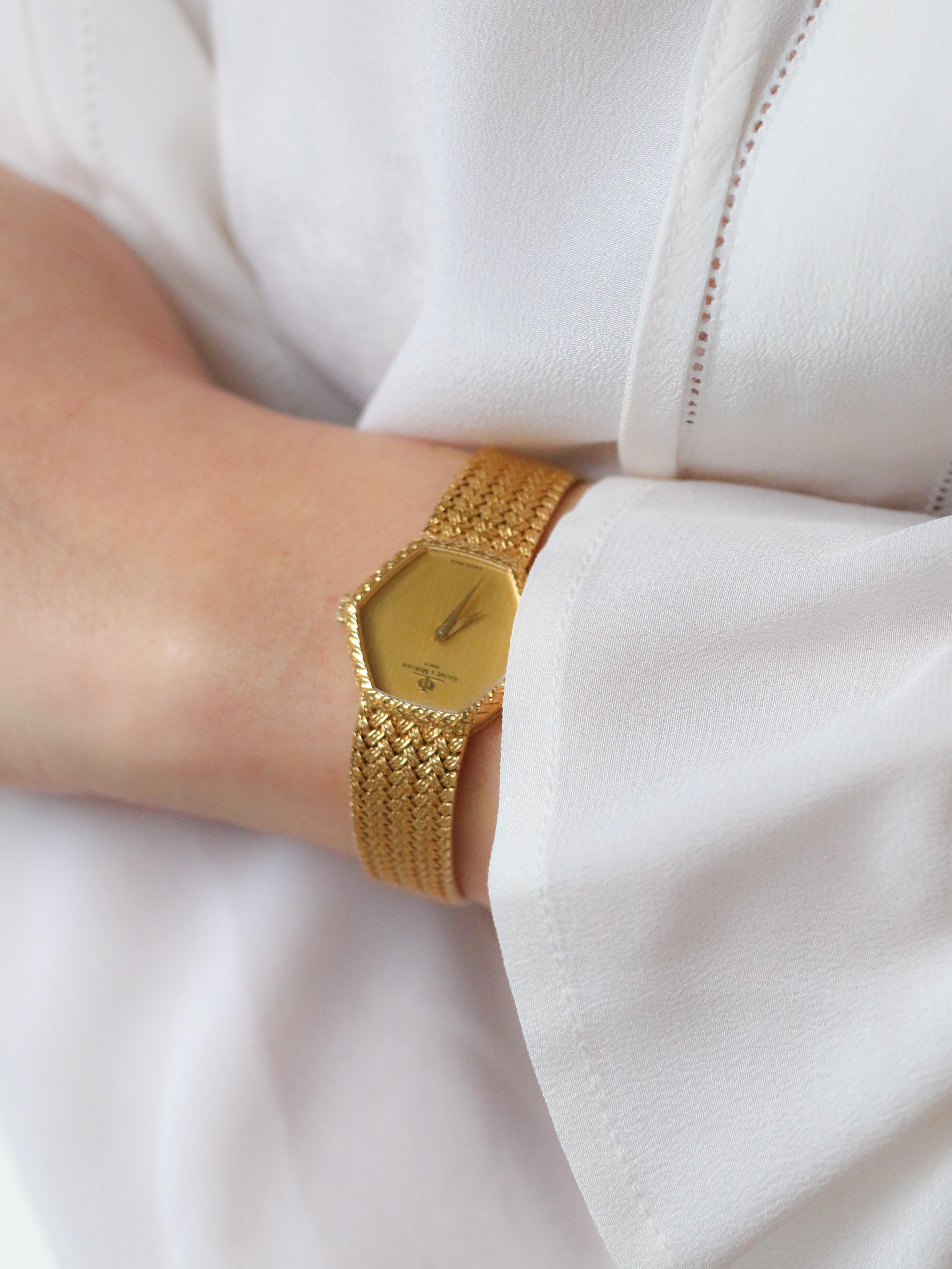 Vintage BAUME & MERCIER Uhr aus Gelbgold



Uhr aus 18k (750°/°°) Gold mit sechseckigem Goldzifferblatt, signiert Baume & Mercier. Mechanisches Uhrwerk mit Handaufzug, nummeriert BM777 17 Rubis und signiert Baume & Mercier. Hochwertiges geflochtenes