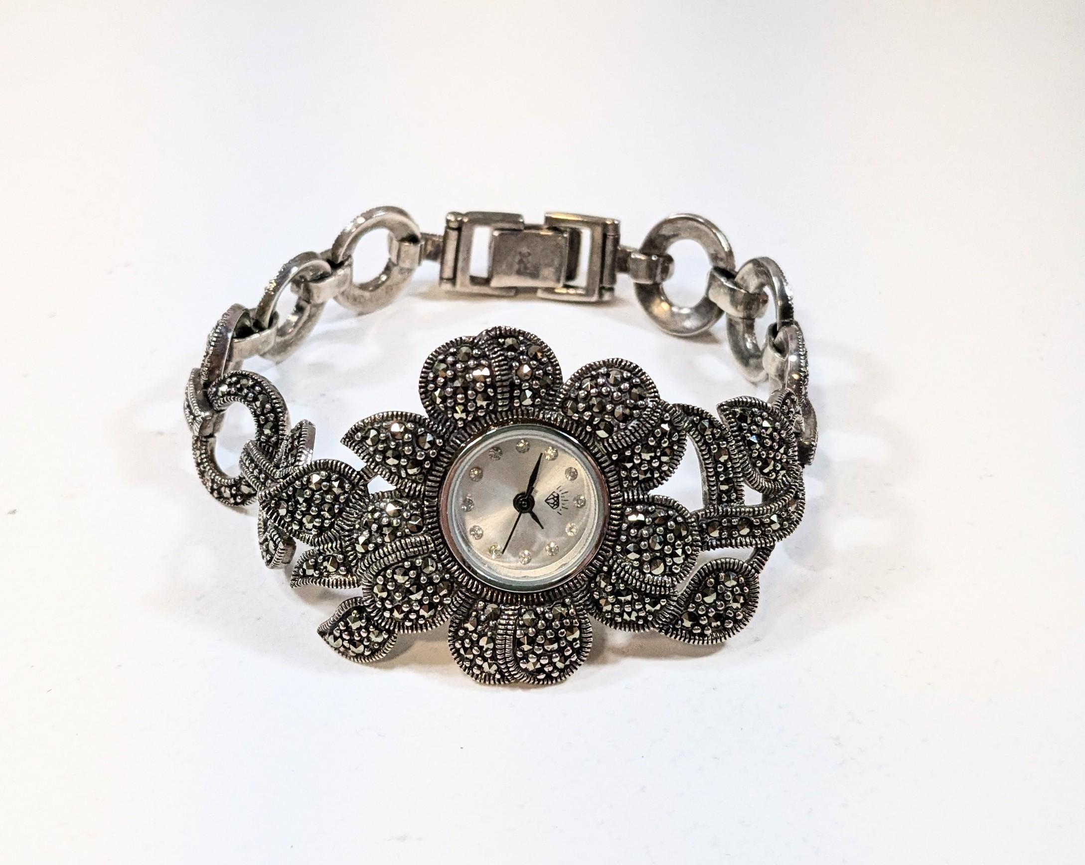 Vintage Watch in 925 Sterling Silver and Zircons .
The watch case has a special flower shape 

 Weight: 45,3 grams.     
 Sphere dimensions: 2.5cm
 Overall length: 18cm


READY TO SHIP
Pradera Fashion Division  is specialized in European Fashion