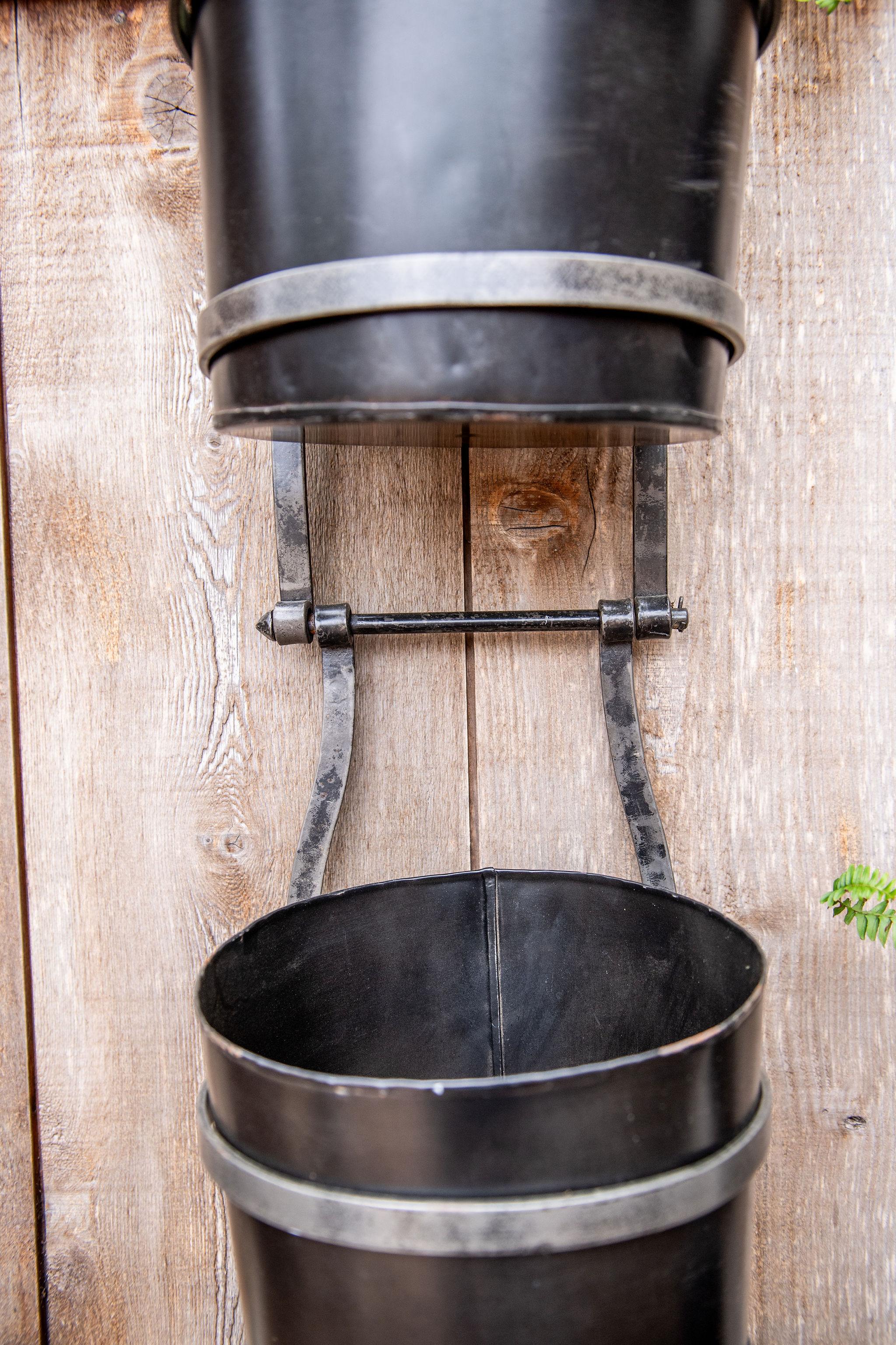Métal Vintage Water Mill Bucket Planters, sold Separately en vente